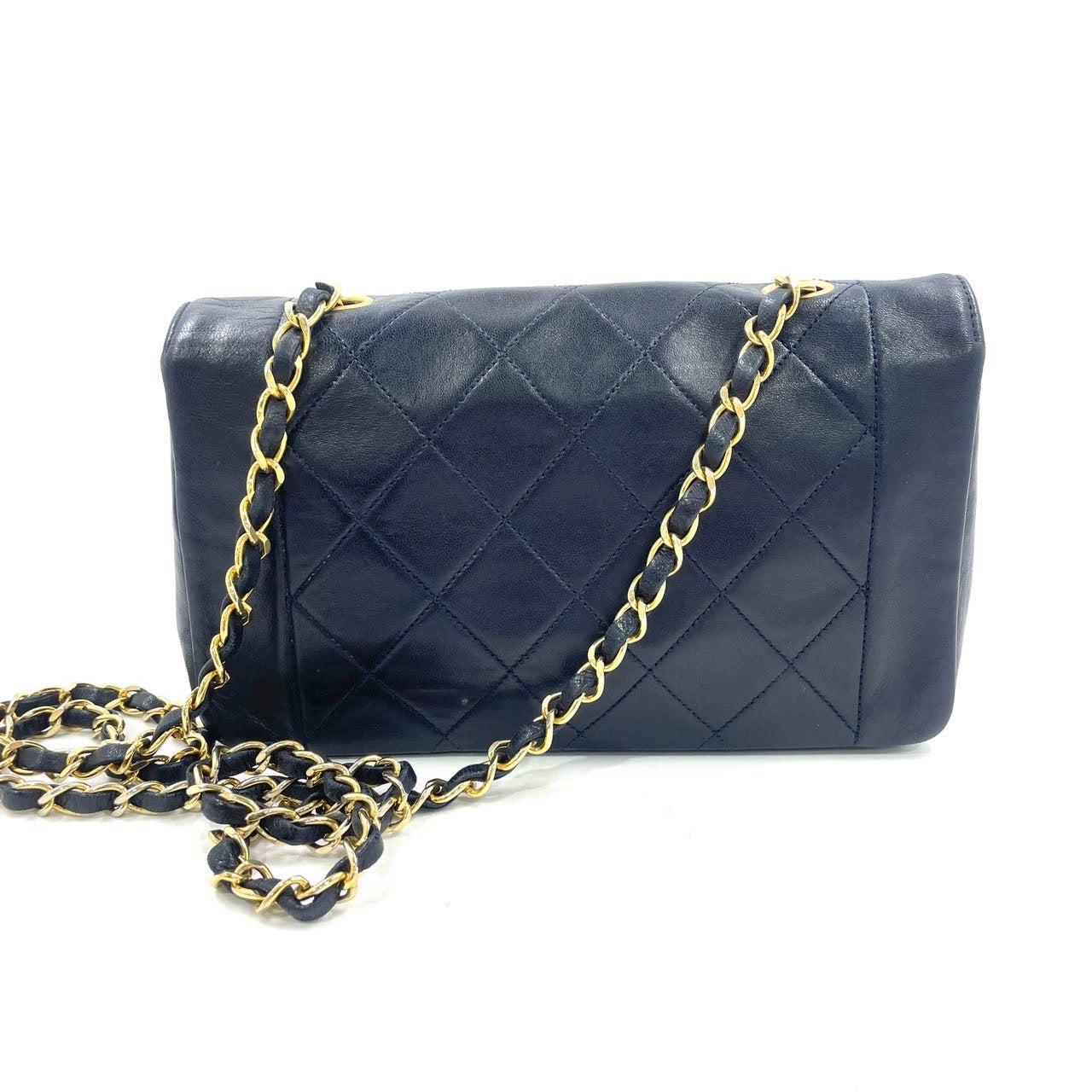 Chanel Diana CC Flap Bag Small Vintage Black Lambskin Leather with 24k Gold HW In Good Condition For Sale In AUBERVILLIERS, FR