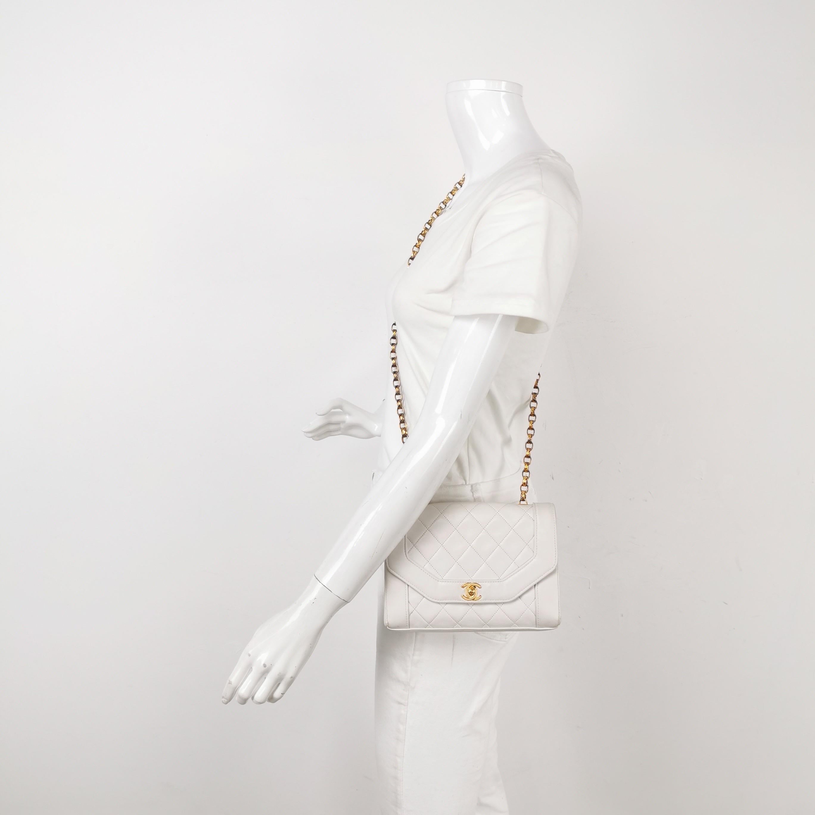 Diese einmalige Chanel Diana CC Flap Vintage Tasche strahlt Raffinesse und zeitlose Eleganz aus. Sie ist aus luxuriösem rotem Lammleder gefertigt und mit 24-karätigem Goldbeschlag verziert. Diese Tasche wurde zwischen 1989 und 1991 hergestellt, ist