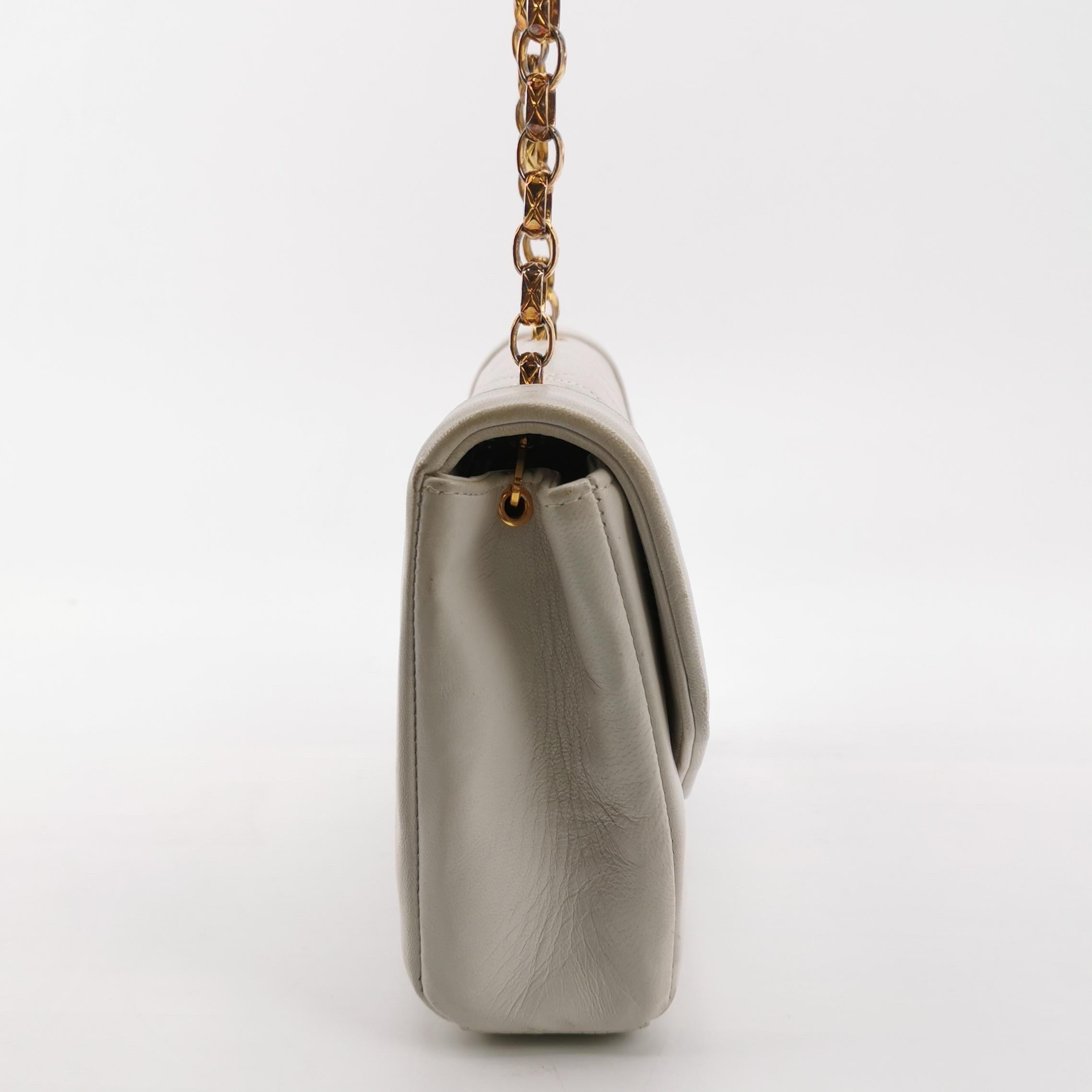 Chanel Diana CC Flap Bag Small Vintage Weißes Lammleder mit 24k Gold HW im Zustand „Gut“ im Angebot in AUBERVILLIERS, FR