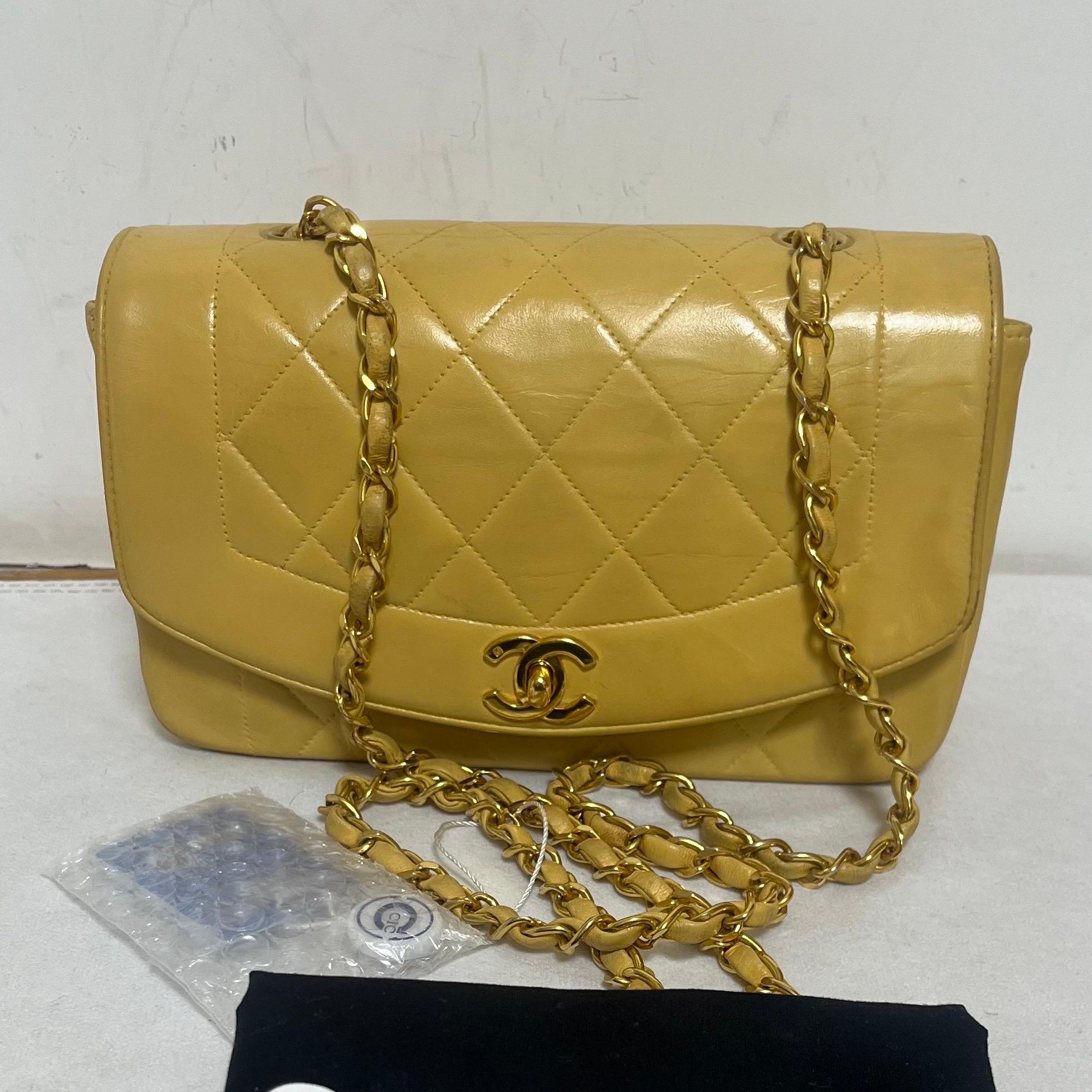 Chanel Diana CC Flap Bag Piccola in pelle di agnello giallo vintage con HW oro 24k