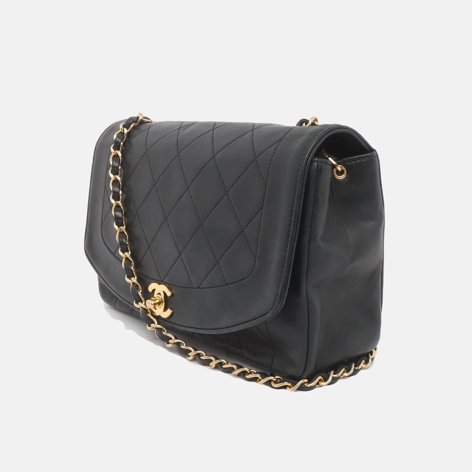 Chanel Diana CC Flap Bag Vintage Black Lambskin Leather with 24k Gold Hardware In Excellent Condition In AUBERVILLIERS, FR