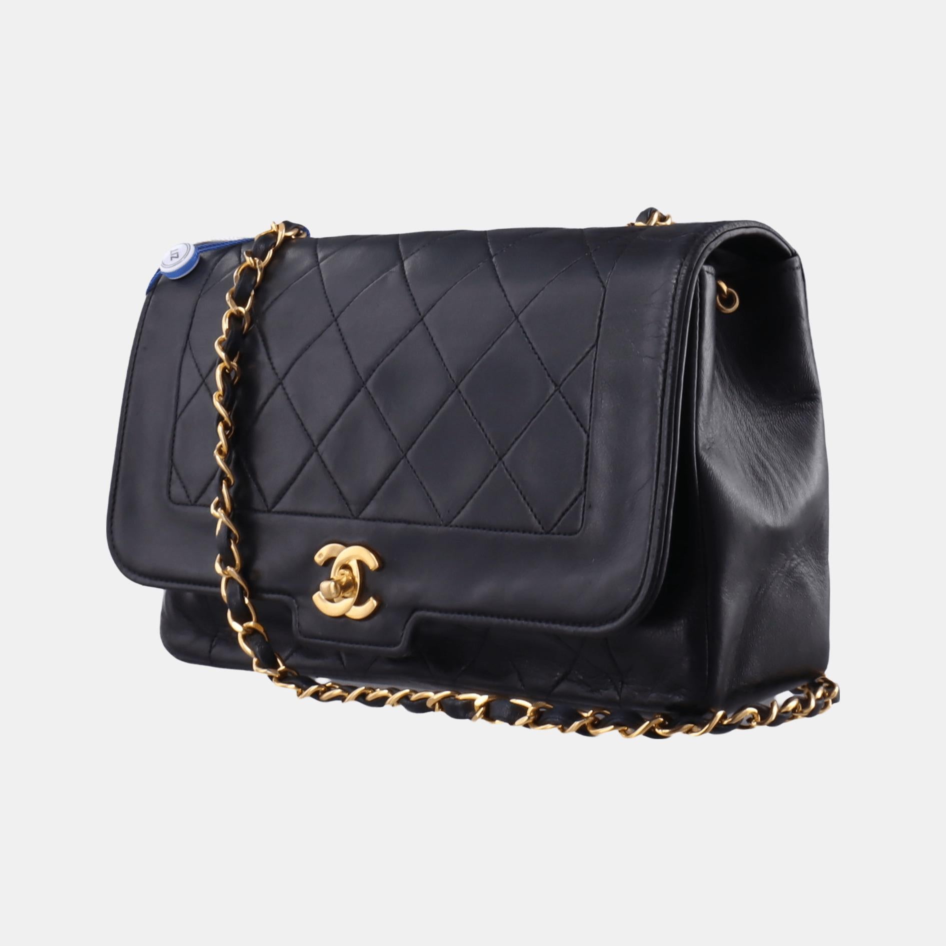 Chanel Diana CC Flap Bag Vintage Black Lambskin Leather with 24k Gold HW, 1989 In Fair Condition For Sale In AUBERVILLIERS, FR