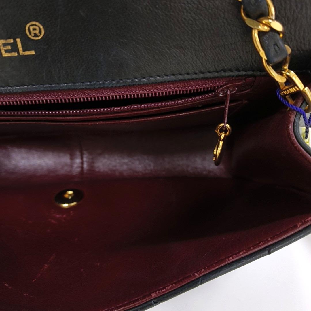 Chanel Diana CC Flap Bag Vintage Black Lambskin Leather with 24k Gold HW, 1989 For Sale 2