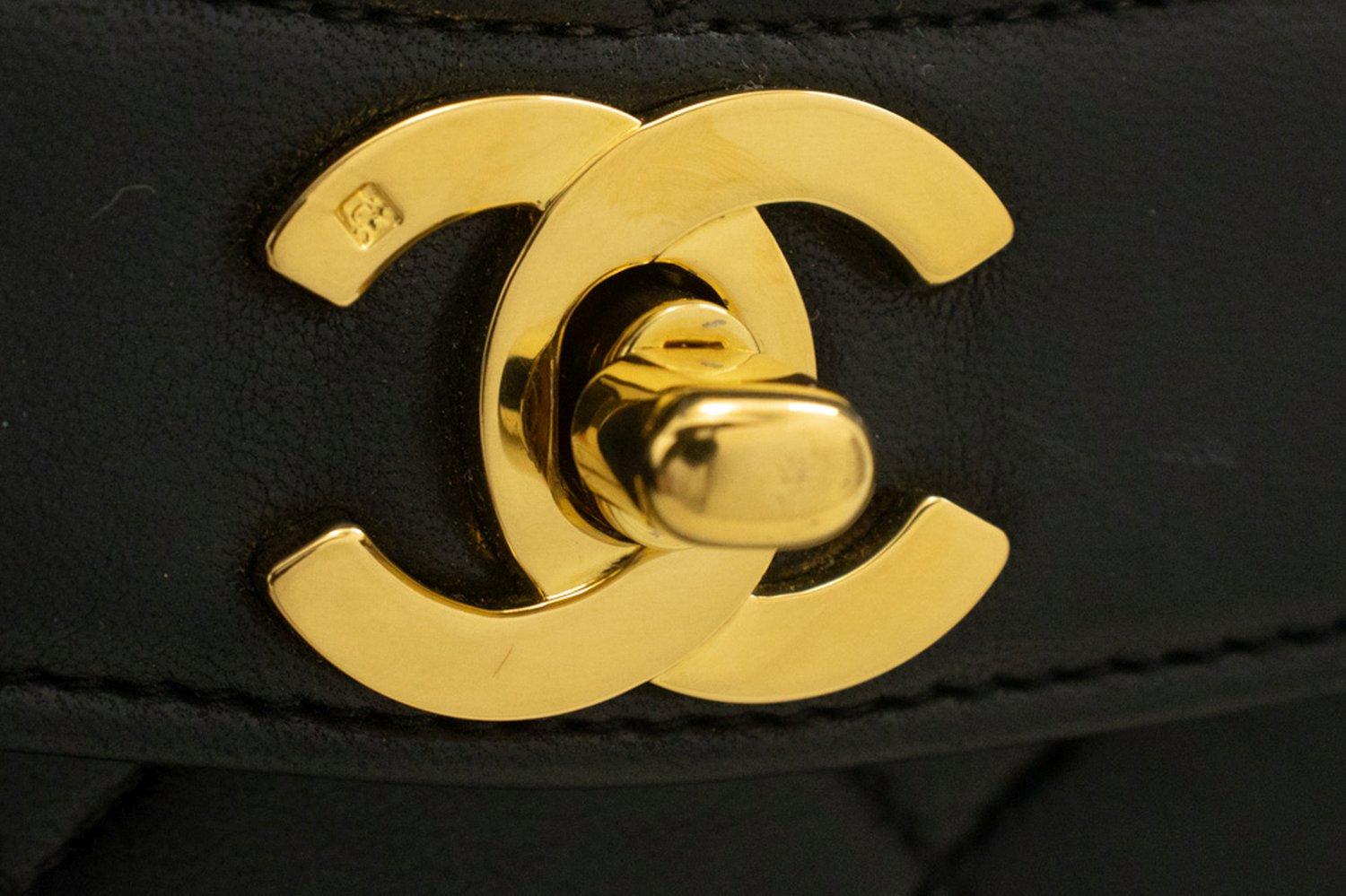 CHANEL Diana Borsa a tracolla con patta a catena in pelle d'agnello trapuntata nera in vendita 7