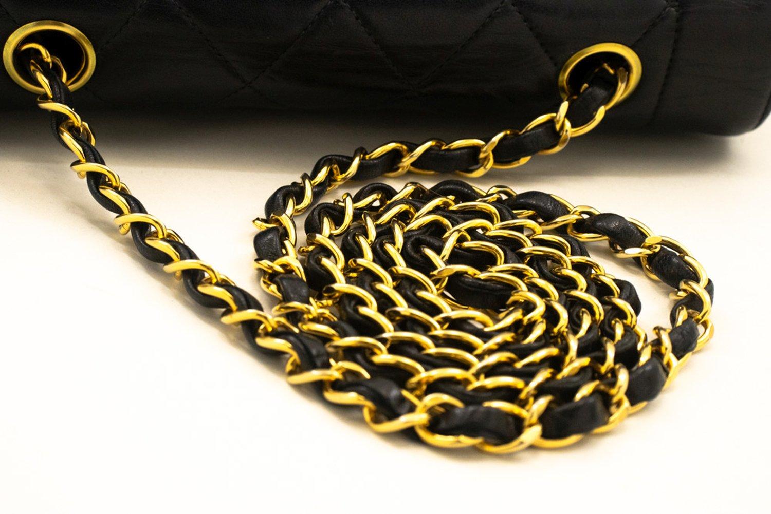 CHANEL Diana Borsa a tracolla con patta a catena in pelle d'agnello trapuntata nera in vendita 8