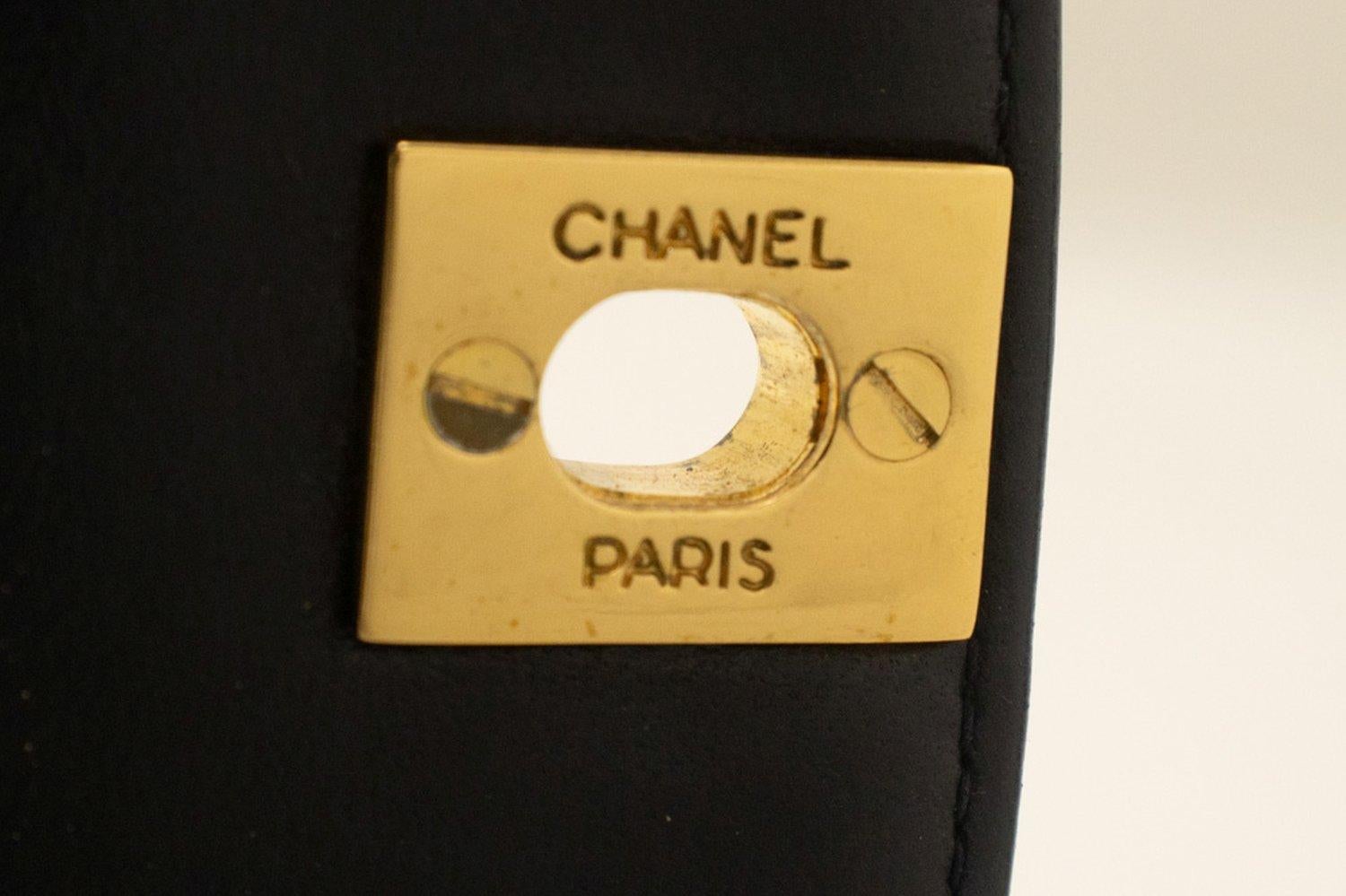CHANEL Diana Borsa a tracolla con patta a catena in pelle d'agnello trapuntata nera in vendita 9