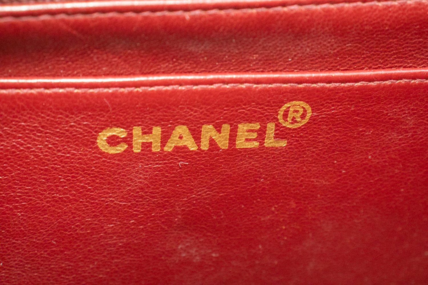 CHANEL Diana Borsa a tracolla con patta a catena in pelle d'agnello trapuntata nera in vendita 10