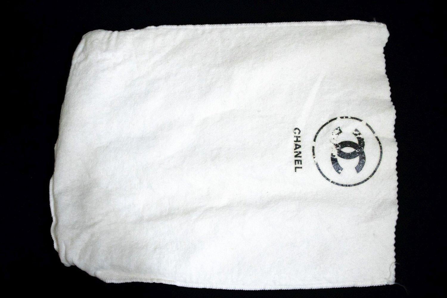 CHANEL Diana Borsa a tracolla con patta a catena in pelle d'agnello trapuntata nera in vendita 12