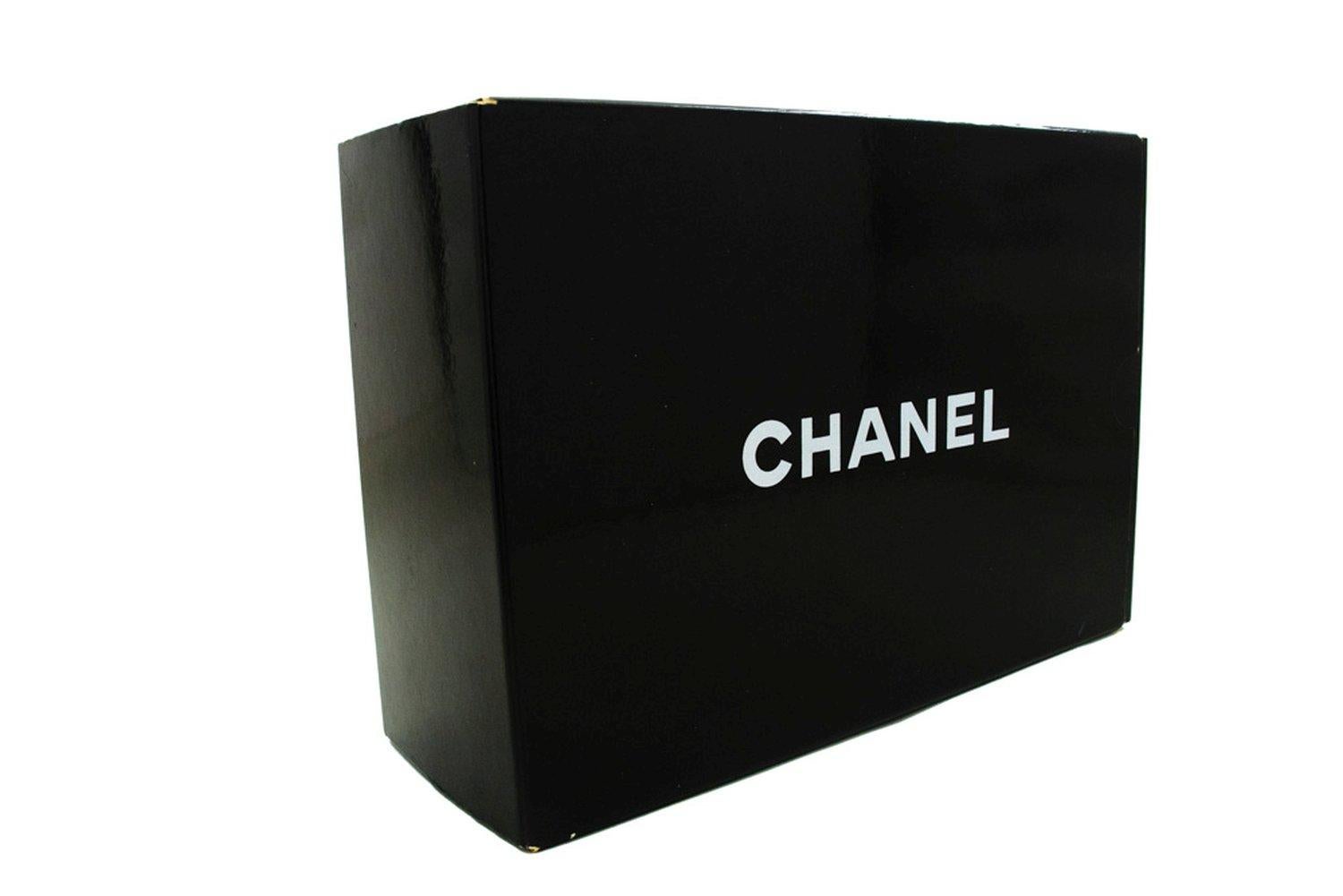 CHANEL Diana Borsa a tracolla con patta a catena in pelle d'agnello trapuntata nera in vendita 13