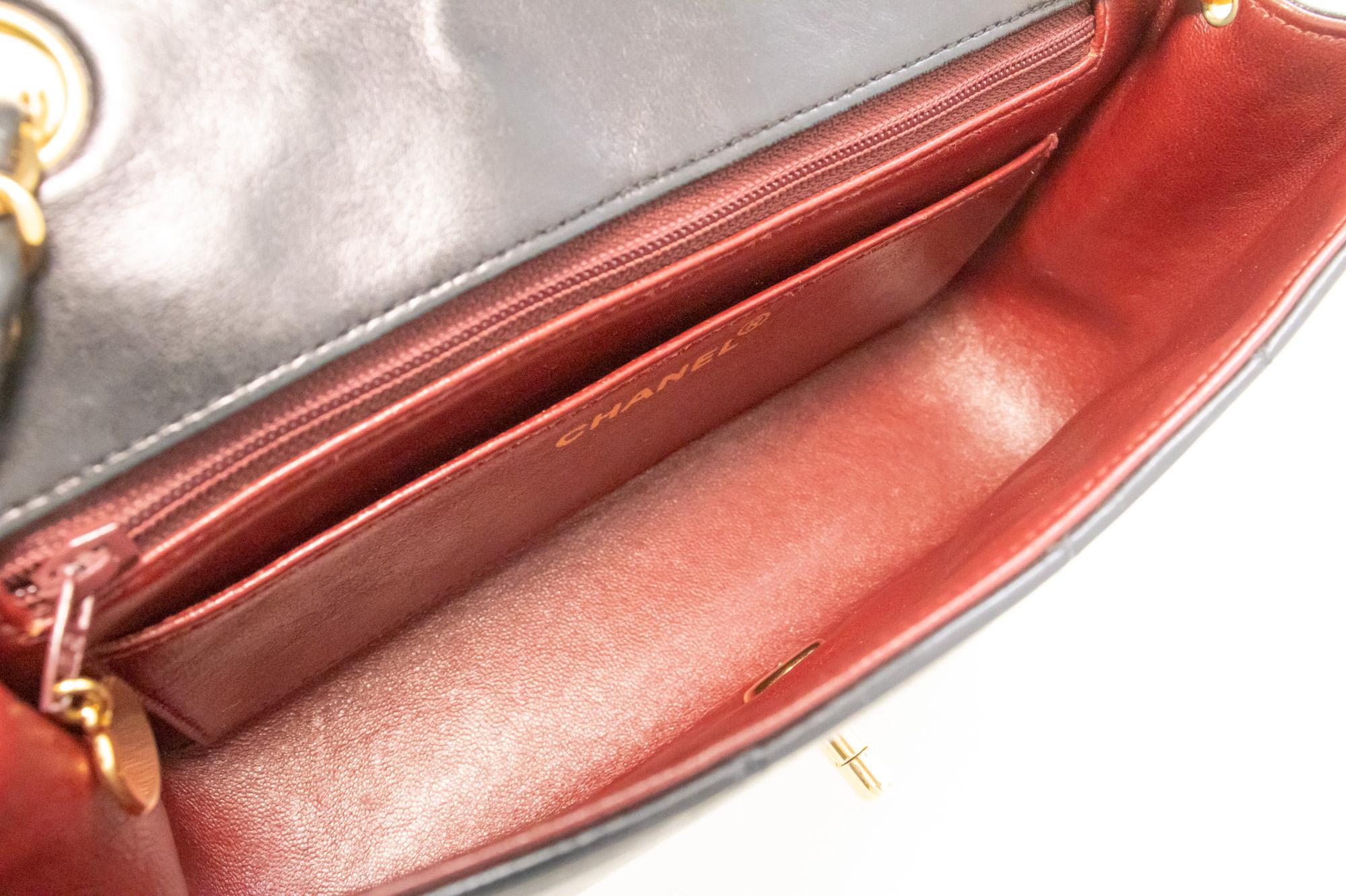 CHANEL Diana Borsa a tracolla con patta a catena in pelle d'agnello trapuntata nera in vendita 4