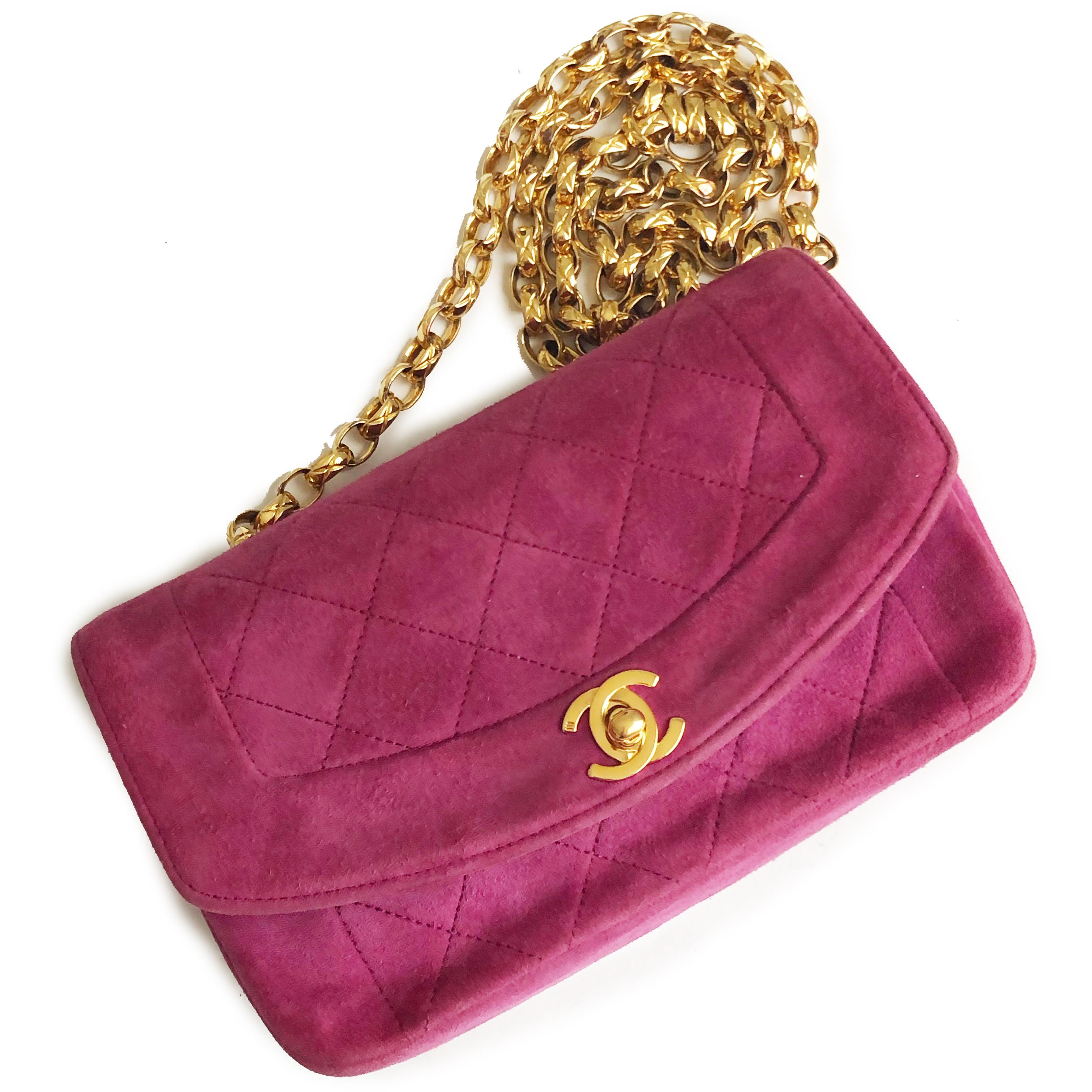 Authentische:: gebrauchte:: Vintage 90er Chanel 'Diana' Flap Bag mit abnehmbarer Goldkette.  Sie ist aus rosafarbenem Wildleder gefertigt:: mit Wildleder und Leder gefüttert und hat eine kleine Reißverschlusstasche.  Eine klassische Tasche in einer