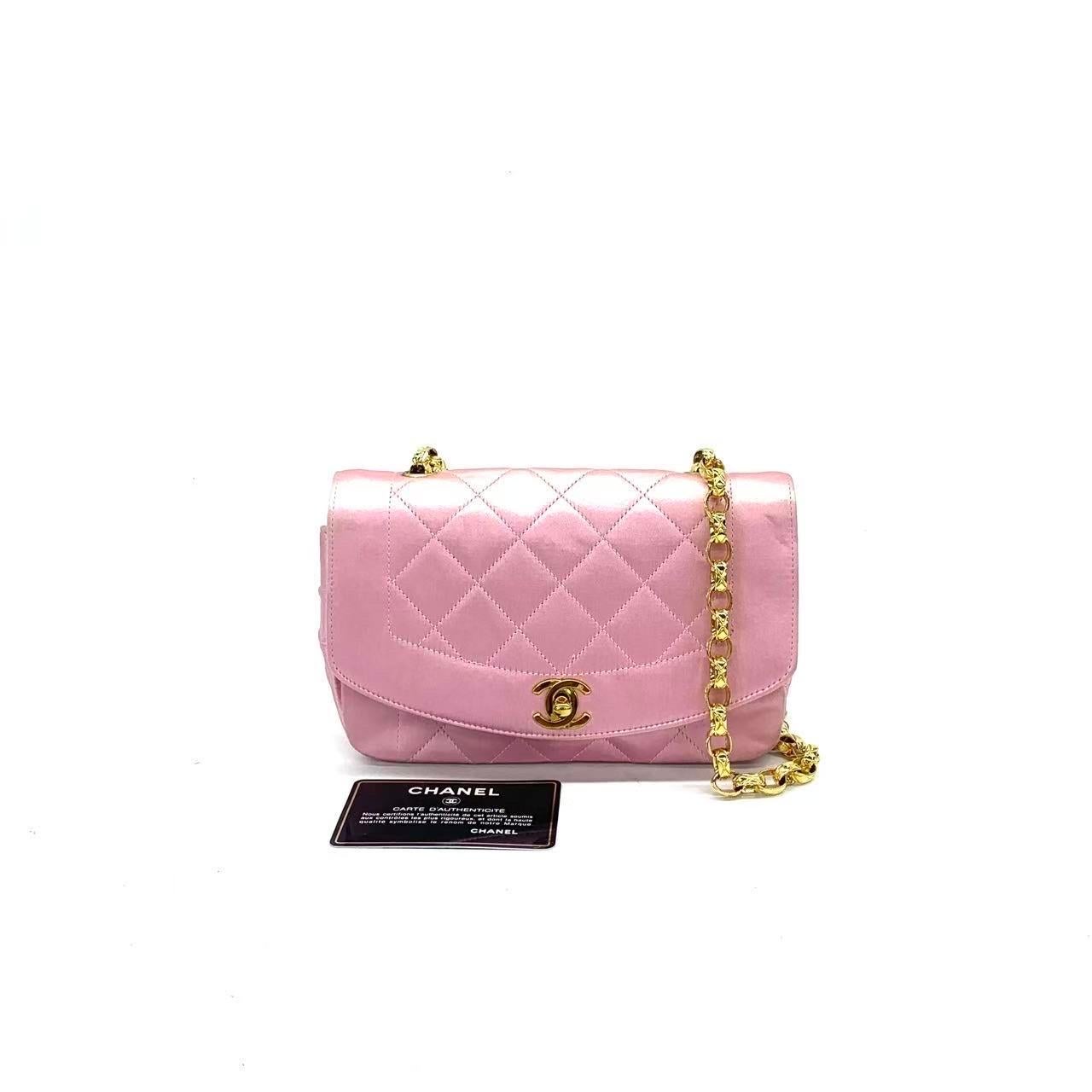 Chanel Diana Klappe Tasche 1990 Mini Rosa Seide Satin Bijou Kette