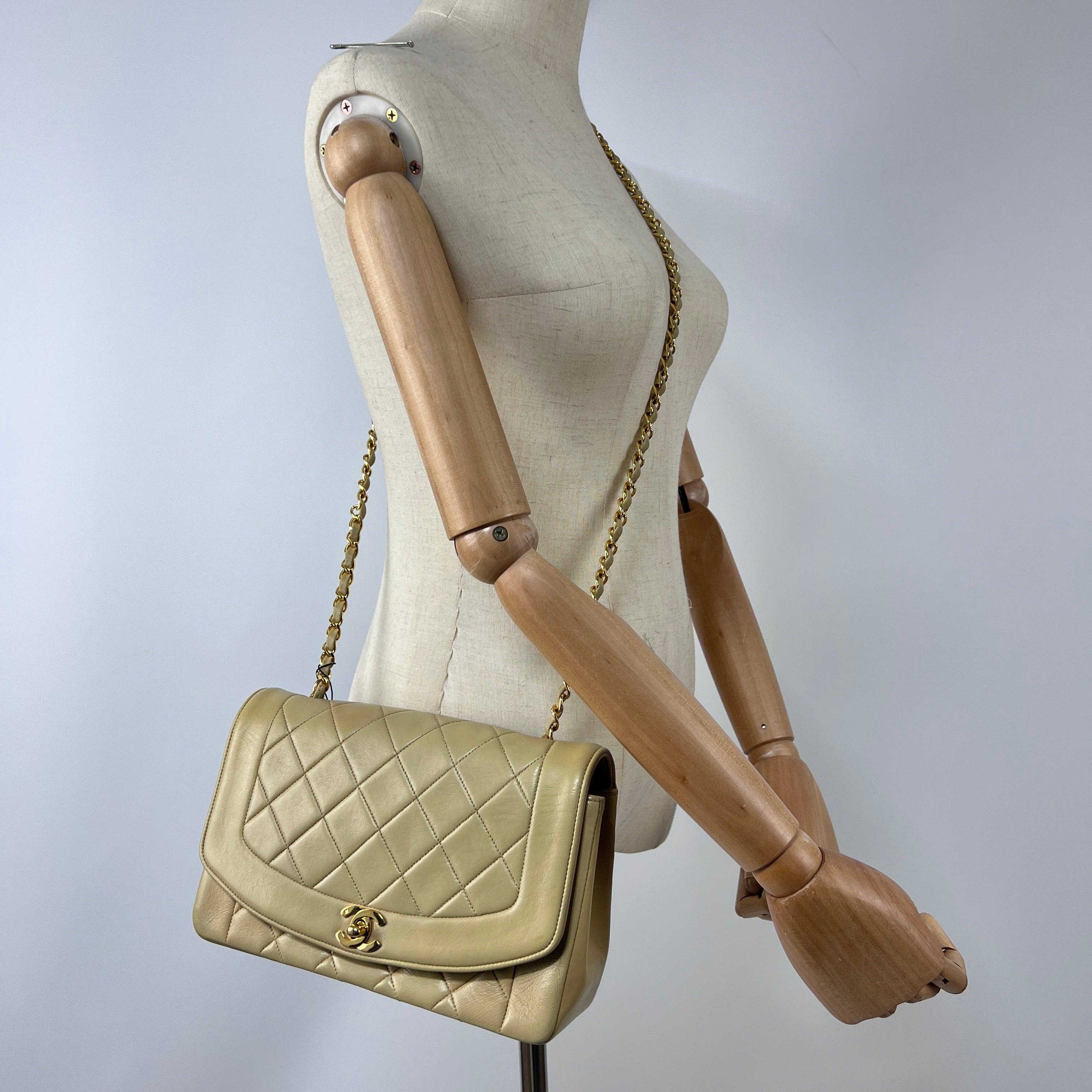 Chanel Diana Flap Bag Beige Pelle d'agnello Collezione anni '90 In condizioni ottime in vendita a SAINT-OUEN-SUR-SEINE, FR