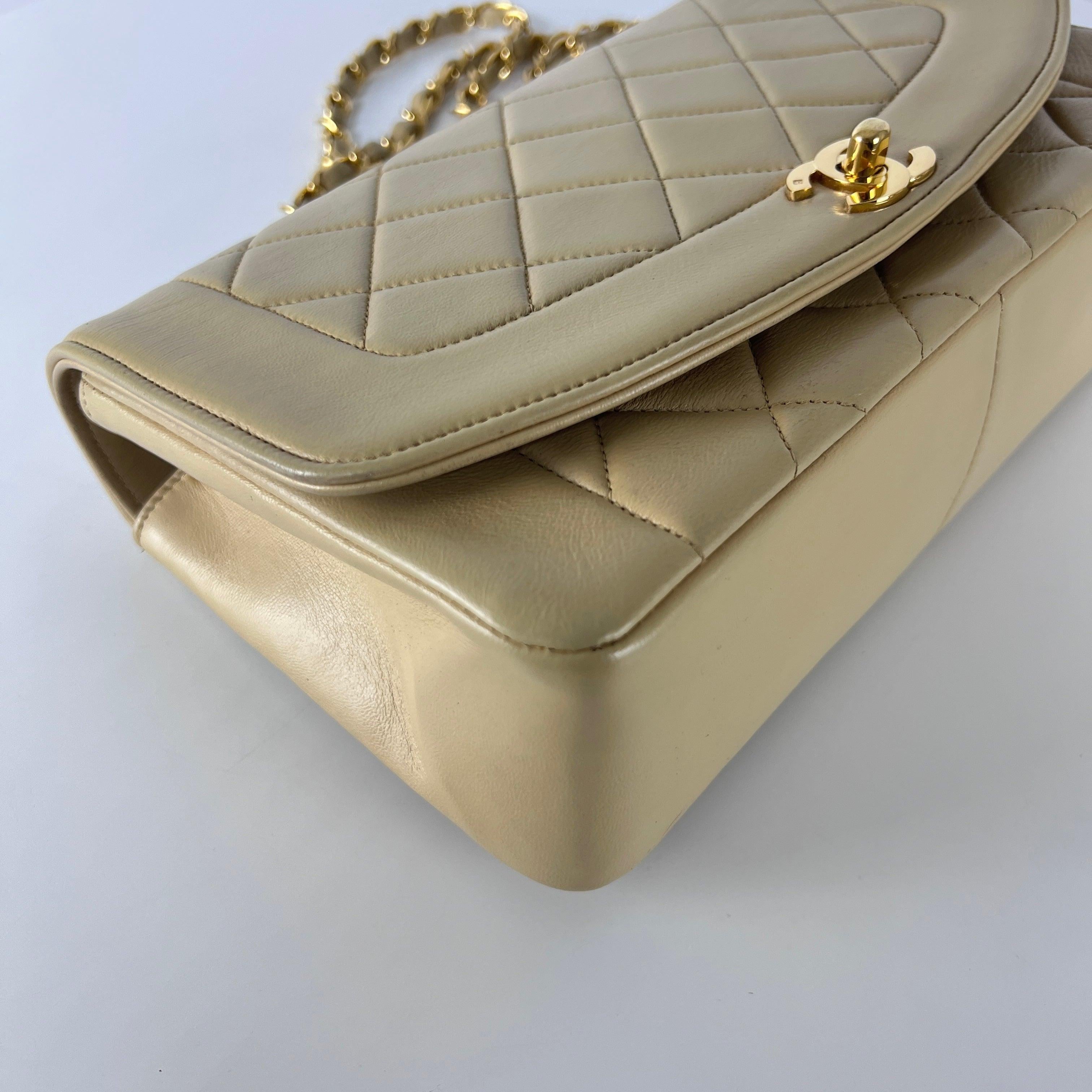 da uomo o donna Chanel Diana Flap Bag Beige Pelle d'agnello Collezione anni '90 in vendita