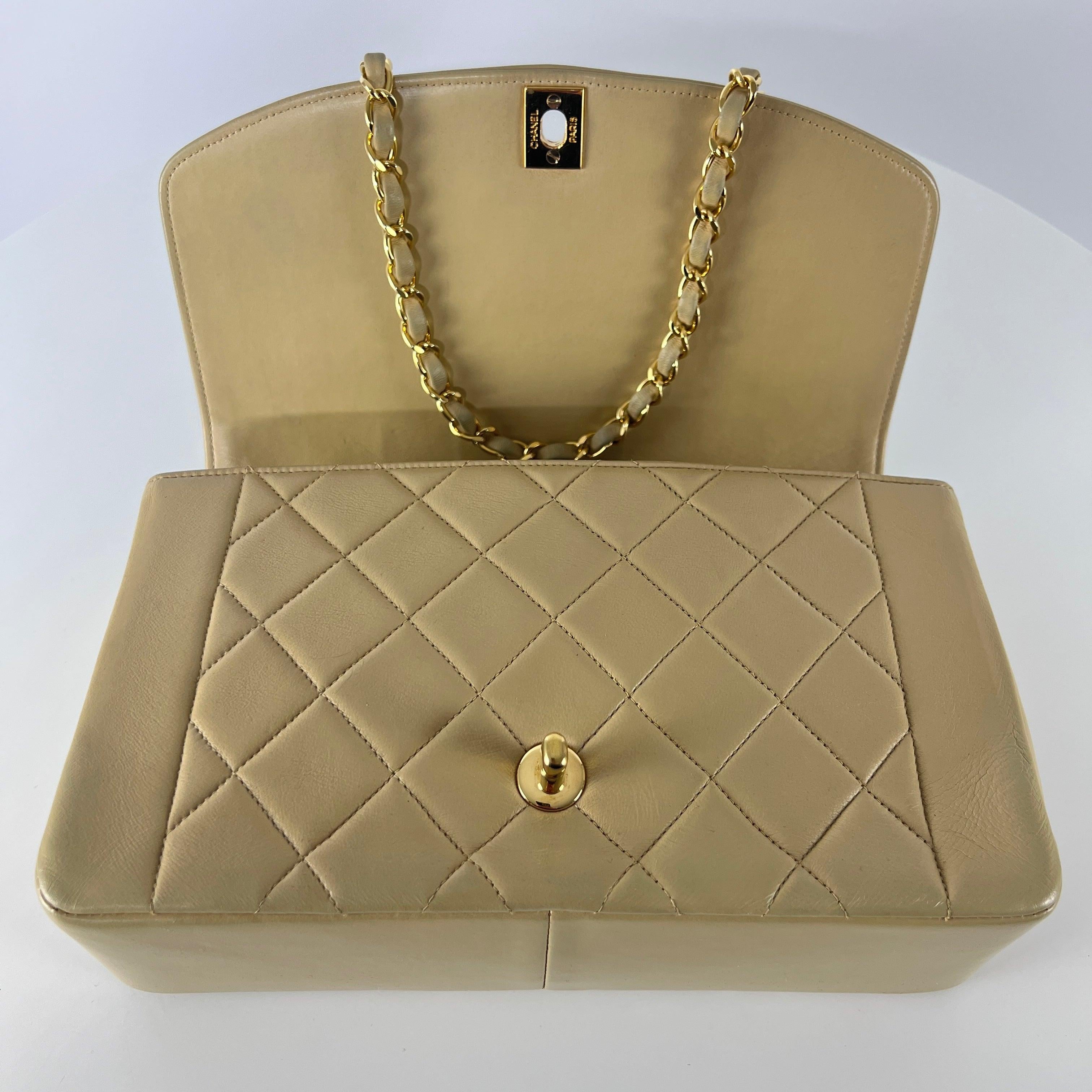 Chanel Diana Flap Bag Beige Pelle d'agnello Collezione anni '90 in vendita 2