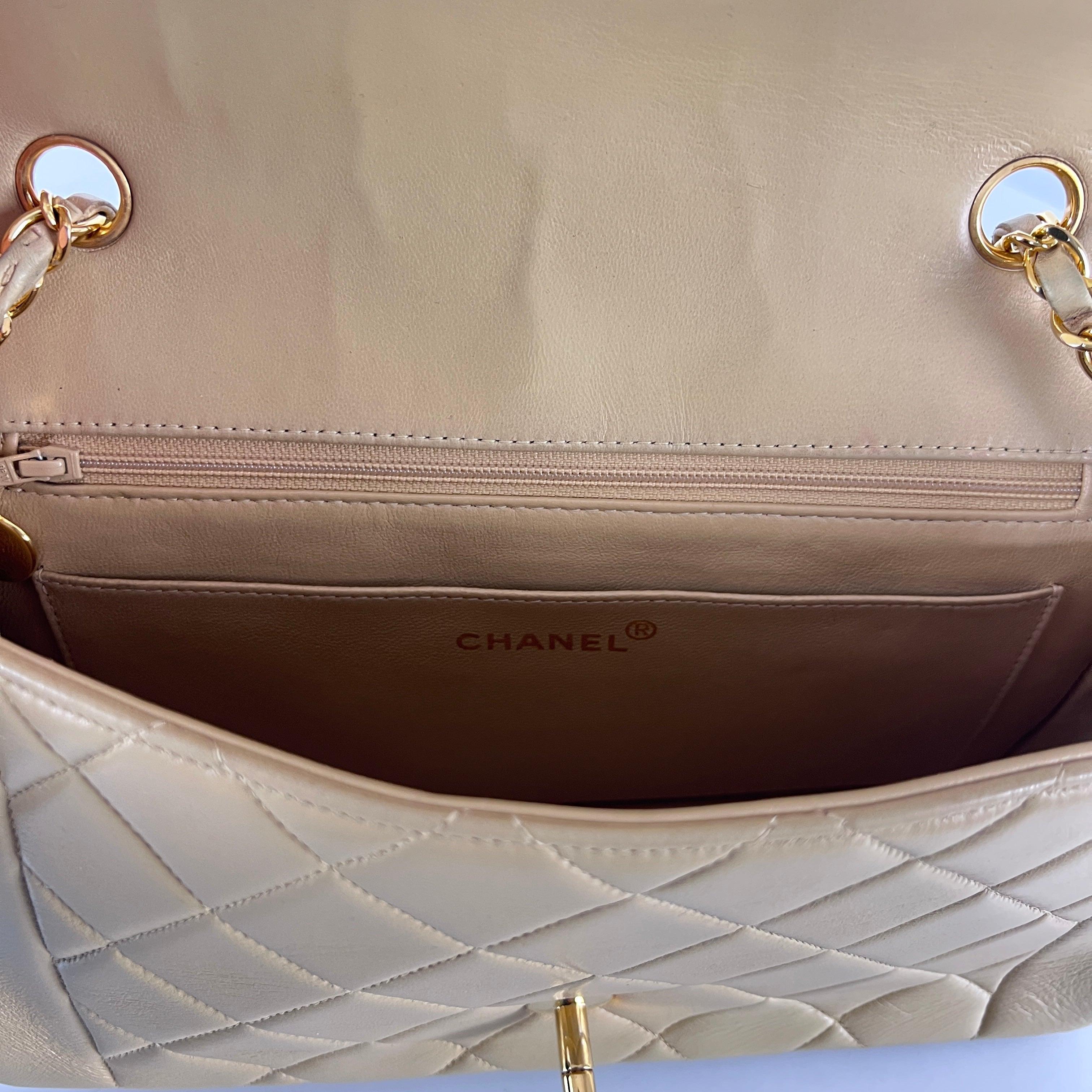 Chanel Diana Flap Bag Beige Pelle d'agnello Collezione anni '90 in vendita 3