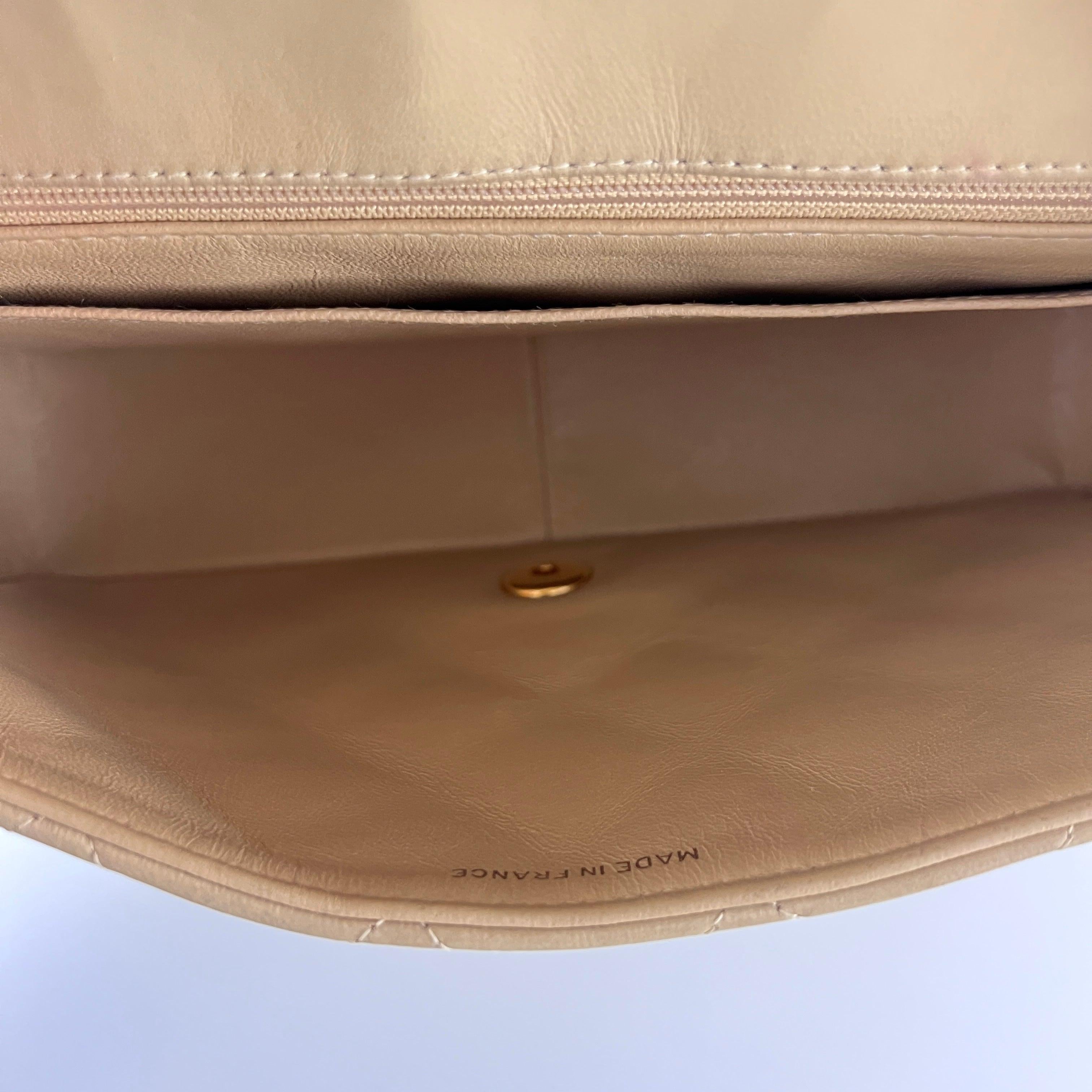 Chanel Diana Flap Bag Beige Pelle d'agnello Collezione anni '90 in vendita 4