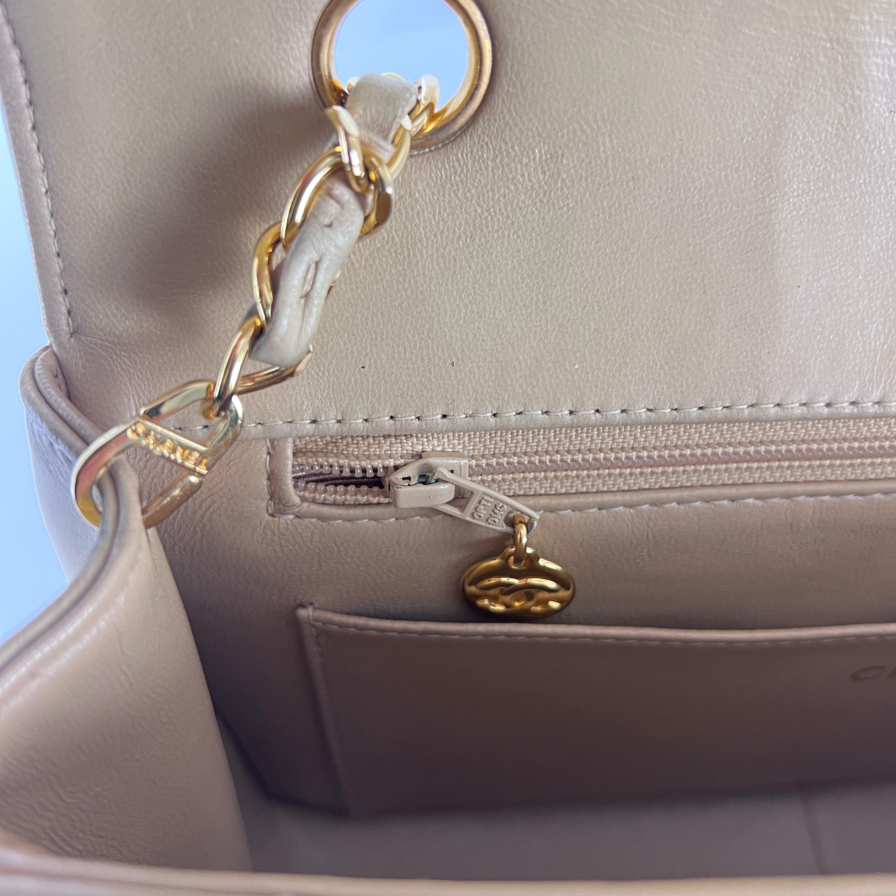 Chanel Diana Flap Bag Beige Pelle d'agnello Collezione anni '90 in vendita 6