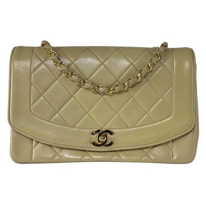 Magnifica borsa Chanel modello Diana 25, realizzata in pelle d'agnello beige e sublimata da una bigiotteria dorata a 24 carati. Il modello culto, reso celebre dalla principessa Diana, incarna lo chic parigino e la moda assoluta degli anni 1990.

Son