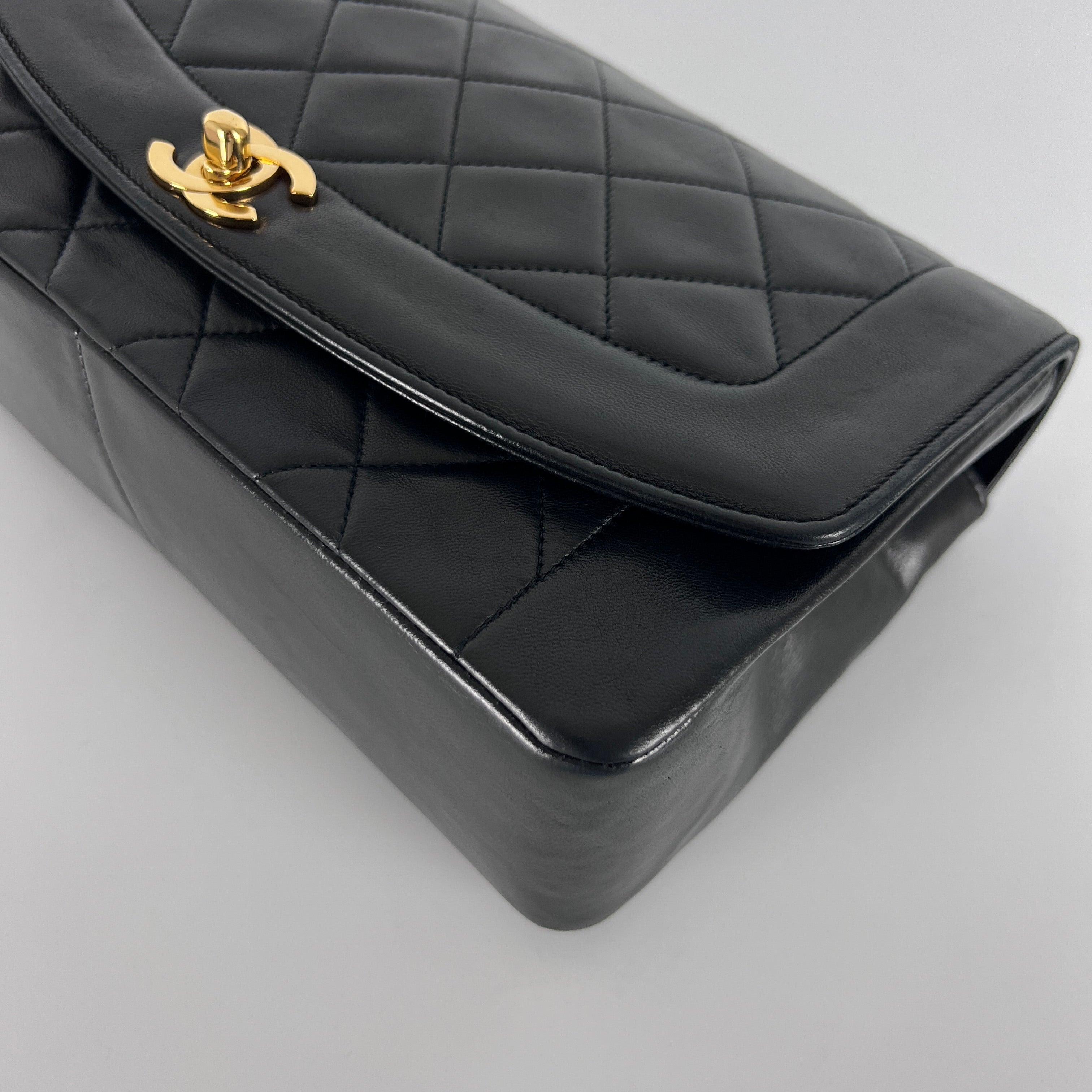 Chanel Diana Flap Bag Pelle d'agnello nera - Collezione 1991-1994 in vendita 6