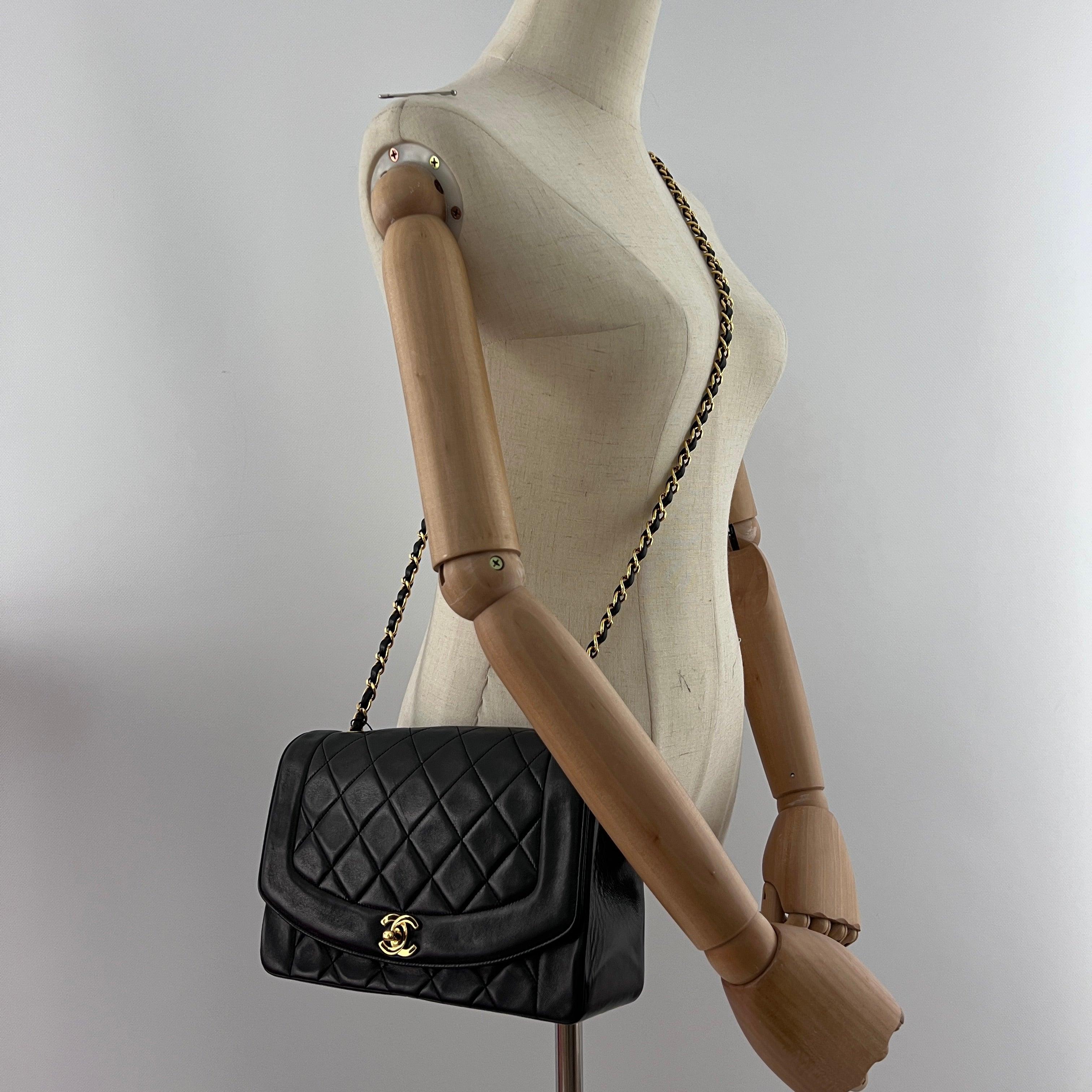 Nero Chanel Diana Flap Bag Pelle d'agnello nera - Collezione 1991-1994 in vendita