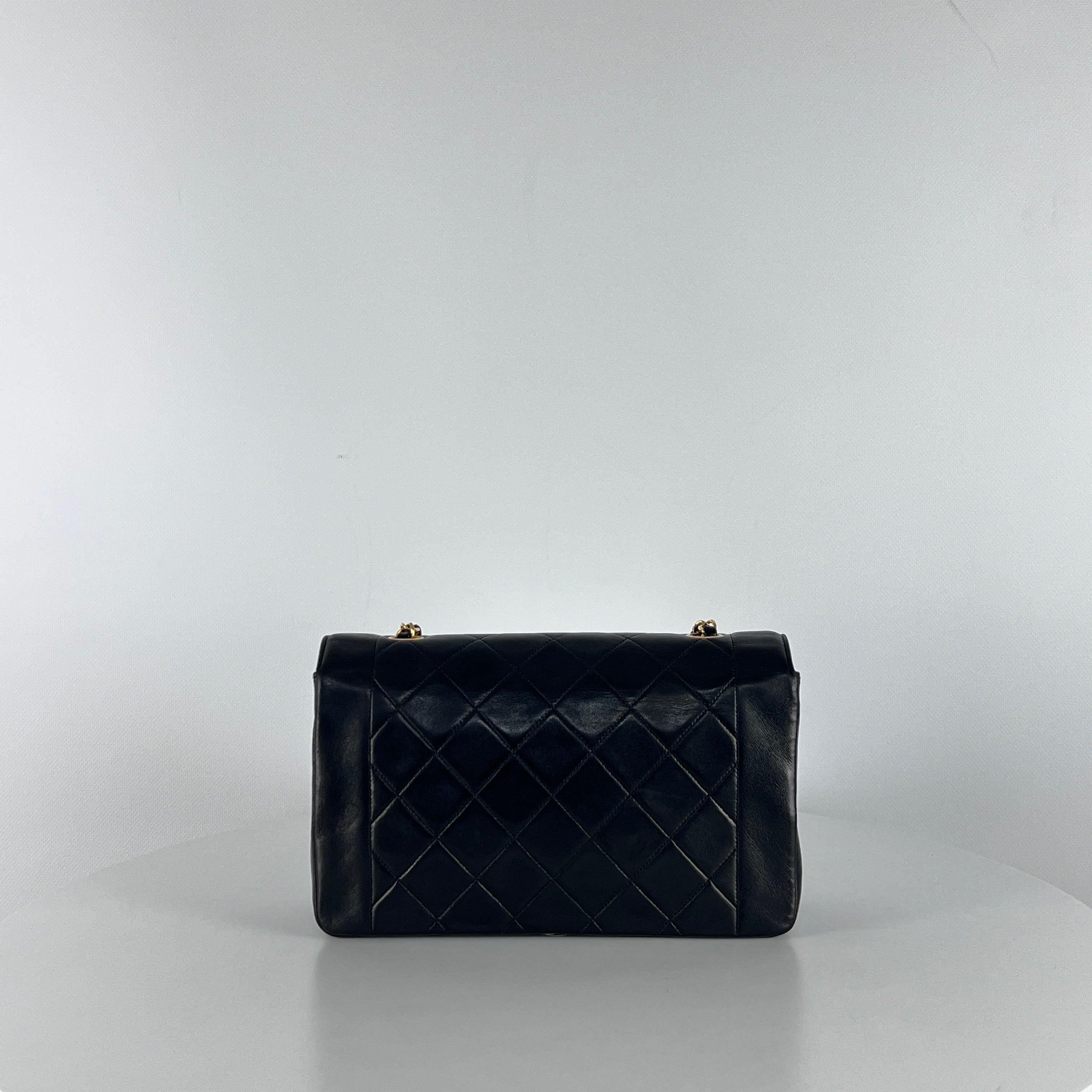 Chanel Diana Flap Bag Pelle d'agnello nera - Collezione 1991-1994 In condizioni ottime in vendita a SAINT-OUEN-SUR-SEINE, FR