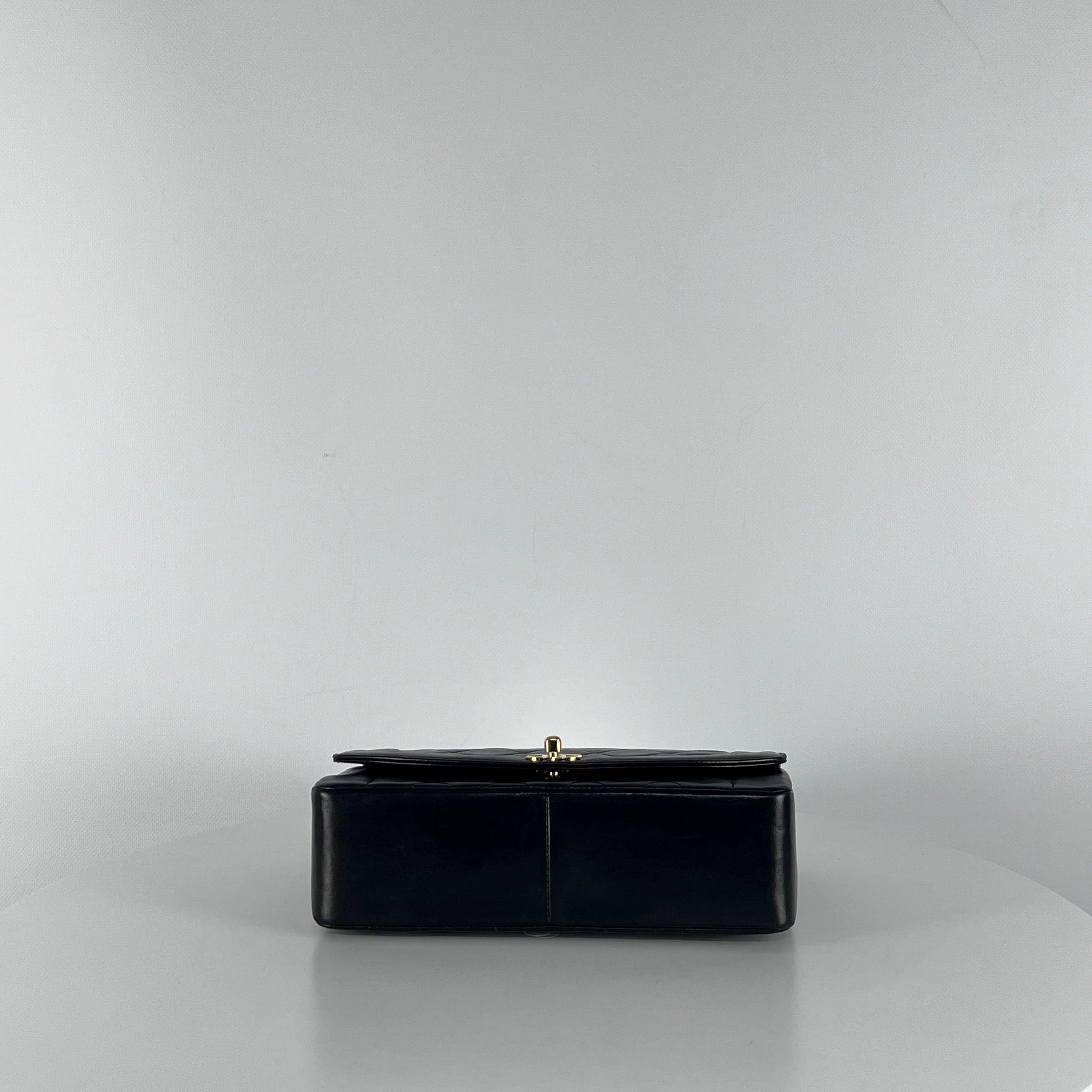 Chanel Diana Flap Bag Pelle d'agnello nera - Collezione 1991-1994 in vendita 2