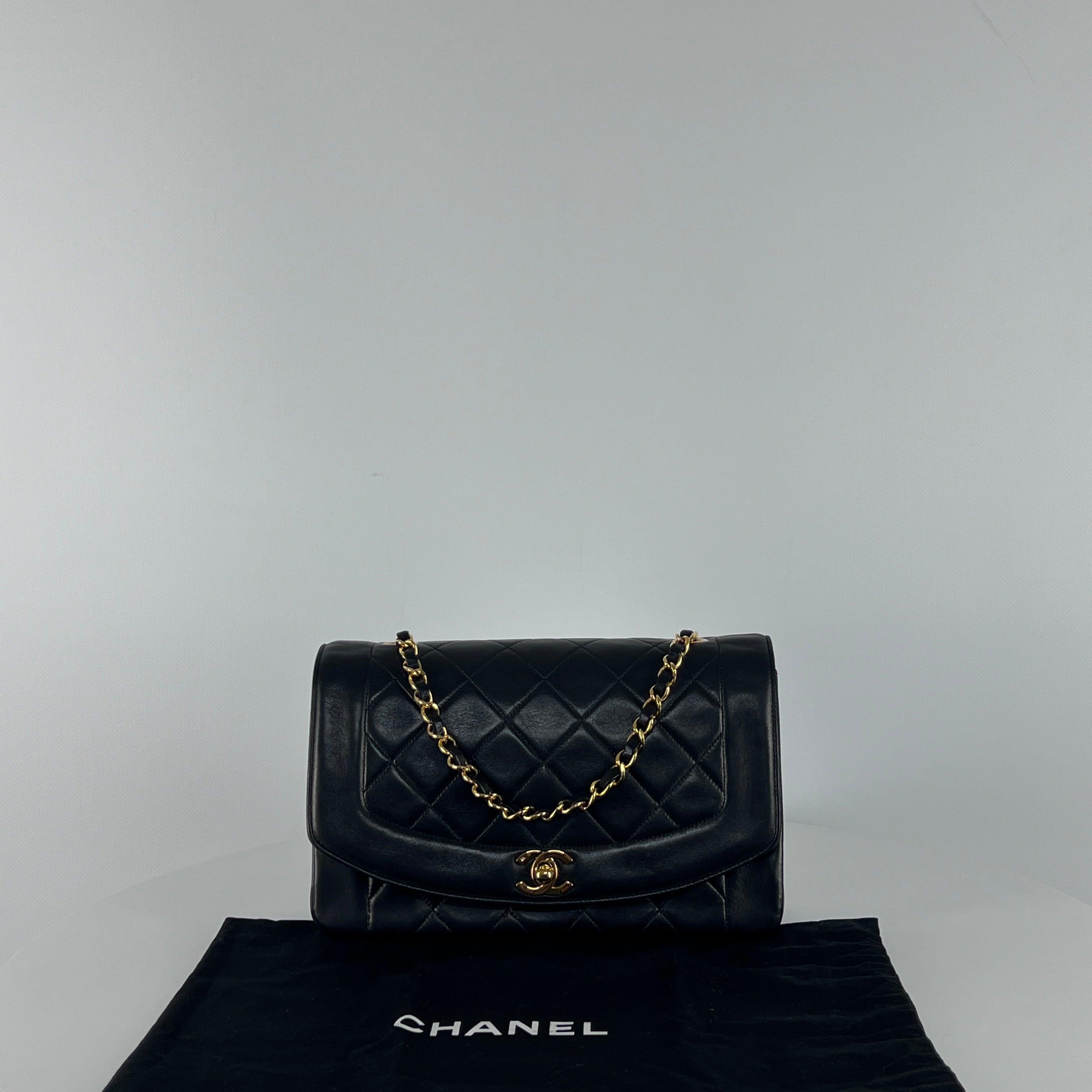Chanel Diana Flap Bag Pelle d'agnello nera - Collezione 1991-1994 in vendita 3