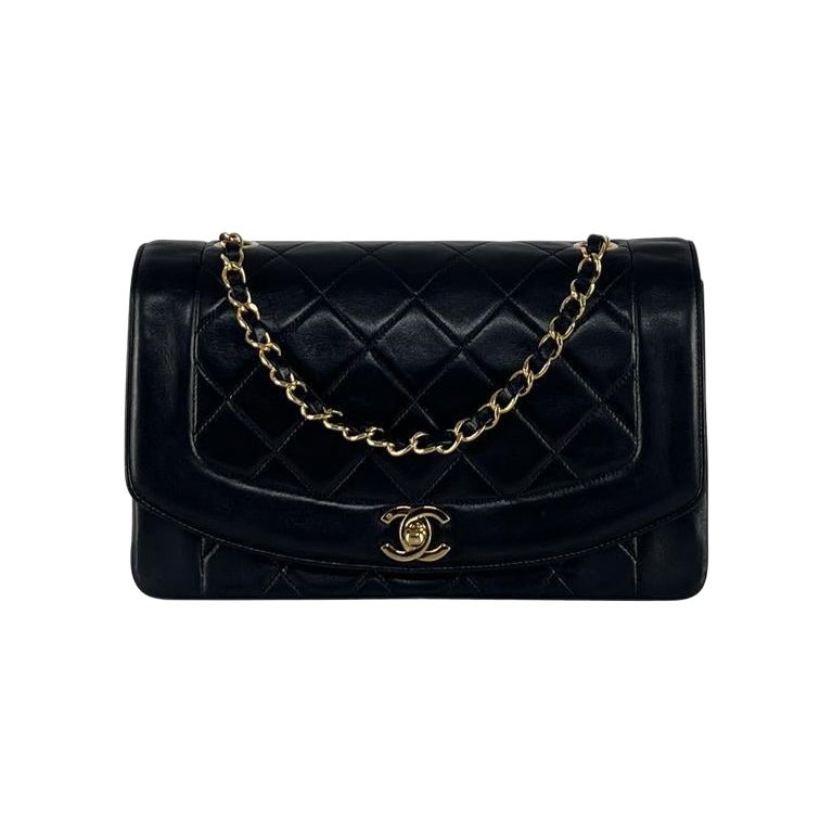 Magnifica borsa Chanel modello Diana, realizzata in pelle d'agnello nera e sublimata da una bijouterie dorée a 24 carati. Immaginato all'inizio degli anni '90 sotto la Directional di Karl Lagerfeld, questo modello rende omaggio alla Principessa