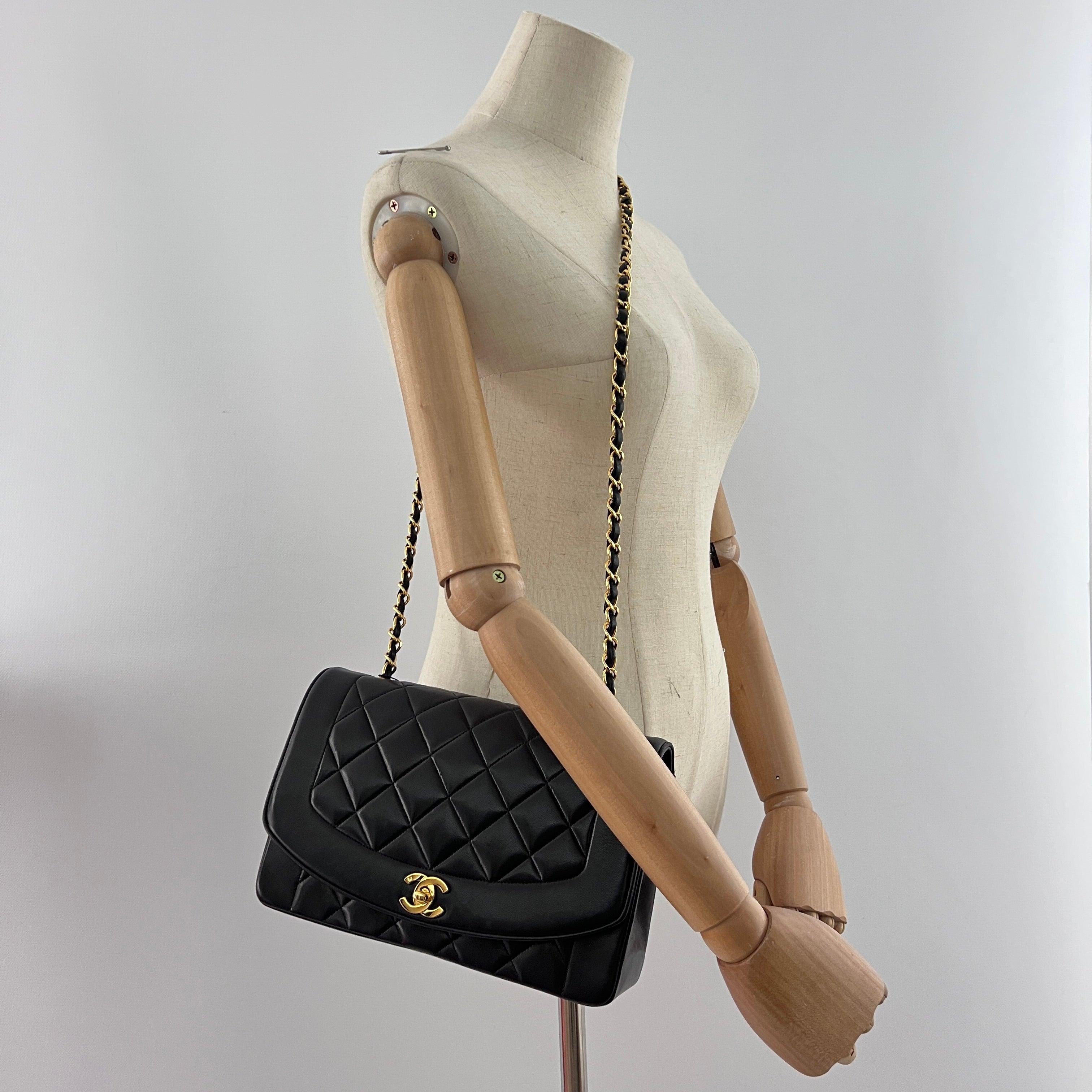 Magnifica borsa a mano Chanel modello Diana, confezionata in pelle d'agnello color nocciola, rivestita di una bigiotteria dorata a 24 carati. Questo modello iconico racchiude l'eleganza pura delle creazioni Chanel degli anni 1990, contraddistinte