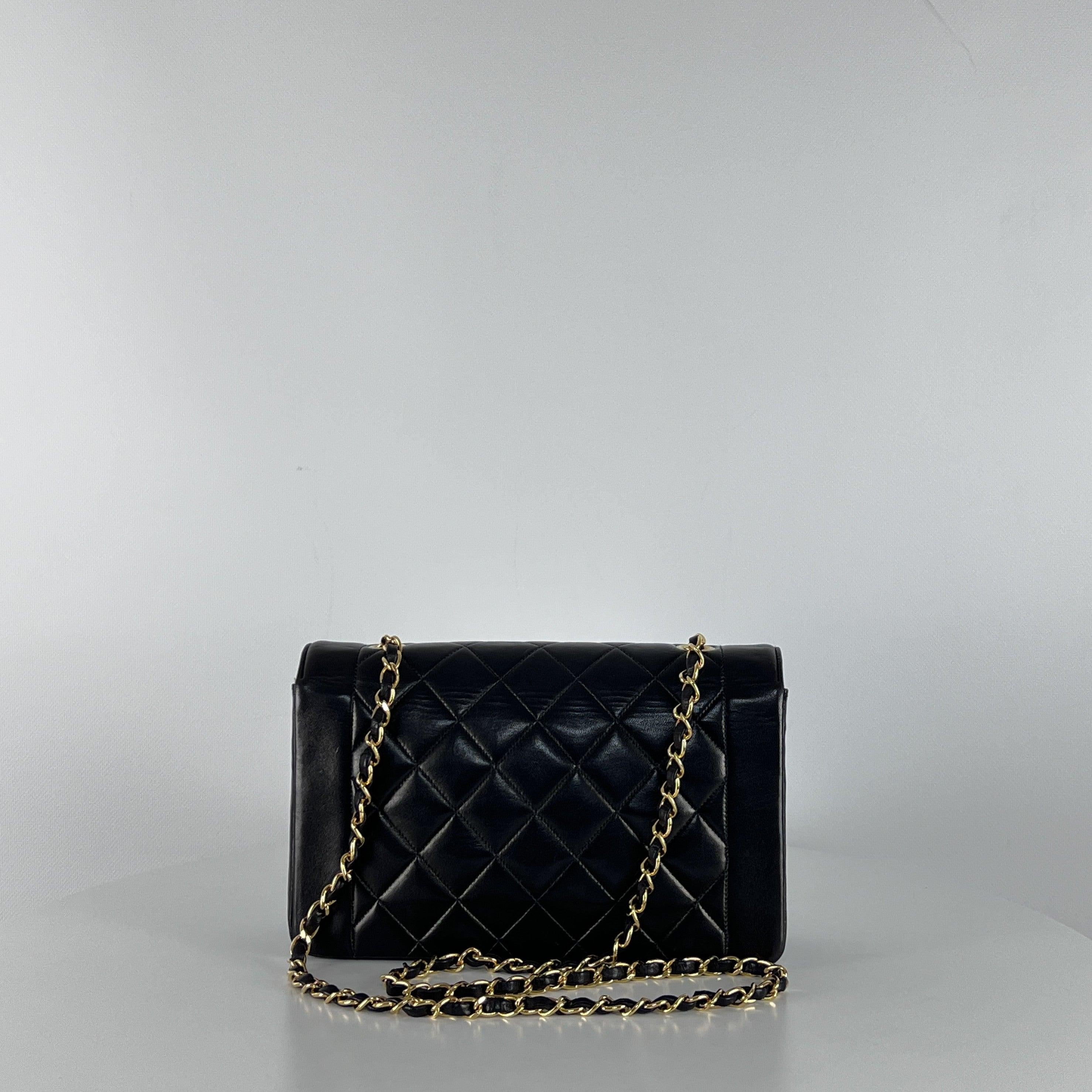 Chanel Diana Flap Bag Pelle d'agnello nera Collezione primi anni '90 In condizioni ottime in vendita a SAINT-OUEN-SUR-SEINE, FR