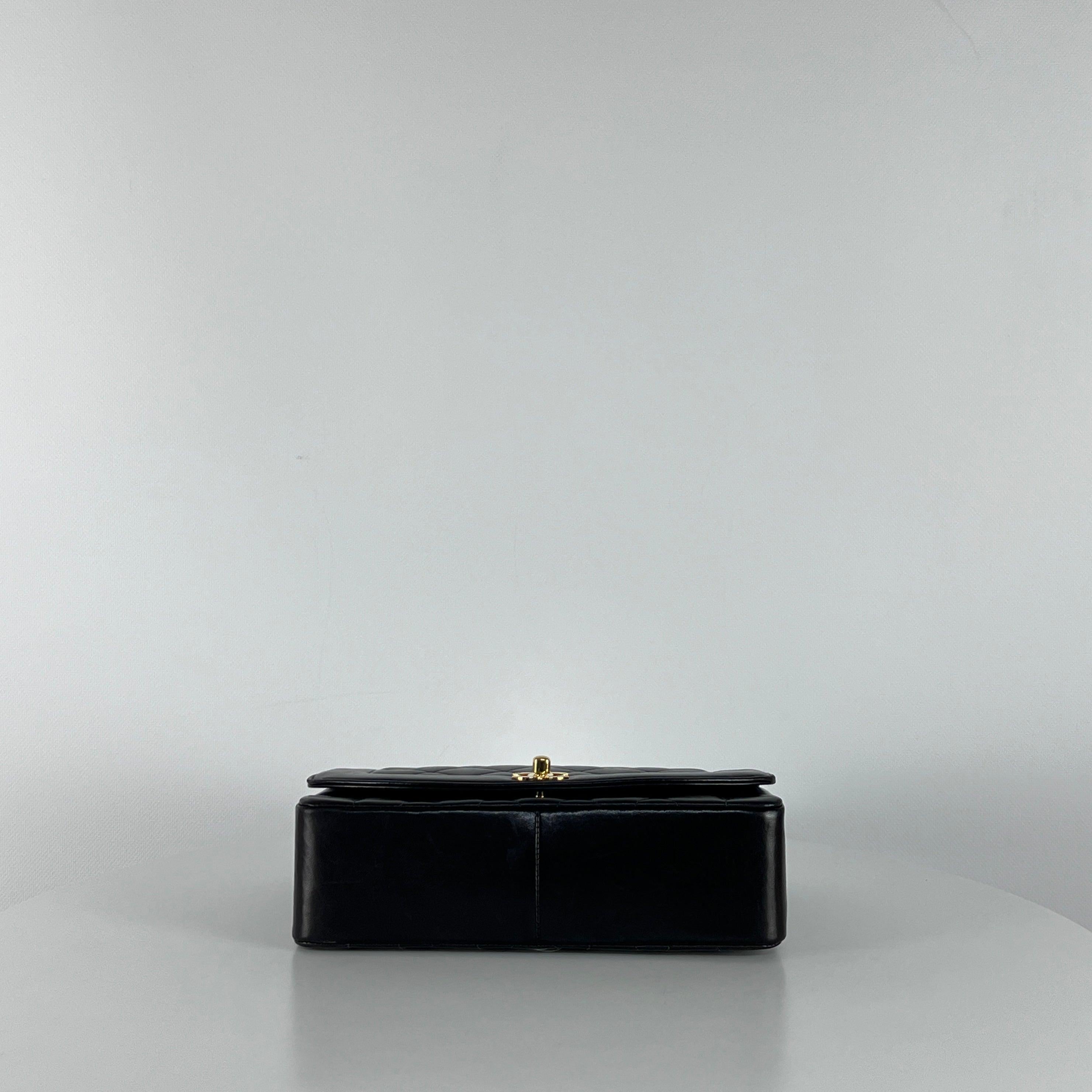 Chanel Diana Flap Bag Pelle d'agnello nera Collezione primi anni '90 in vendita 2