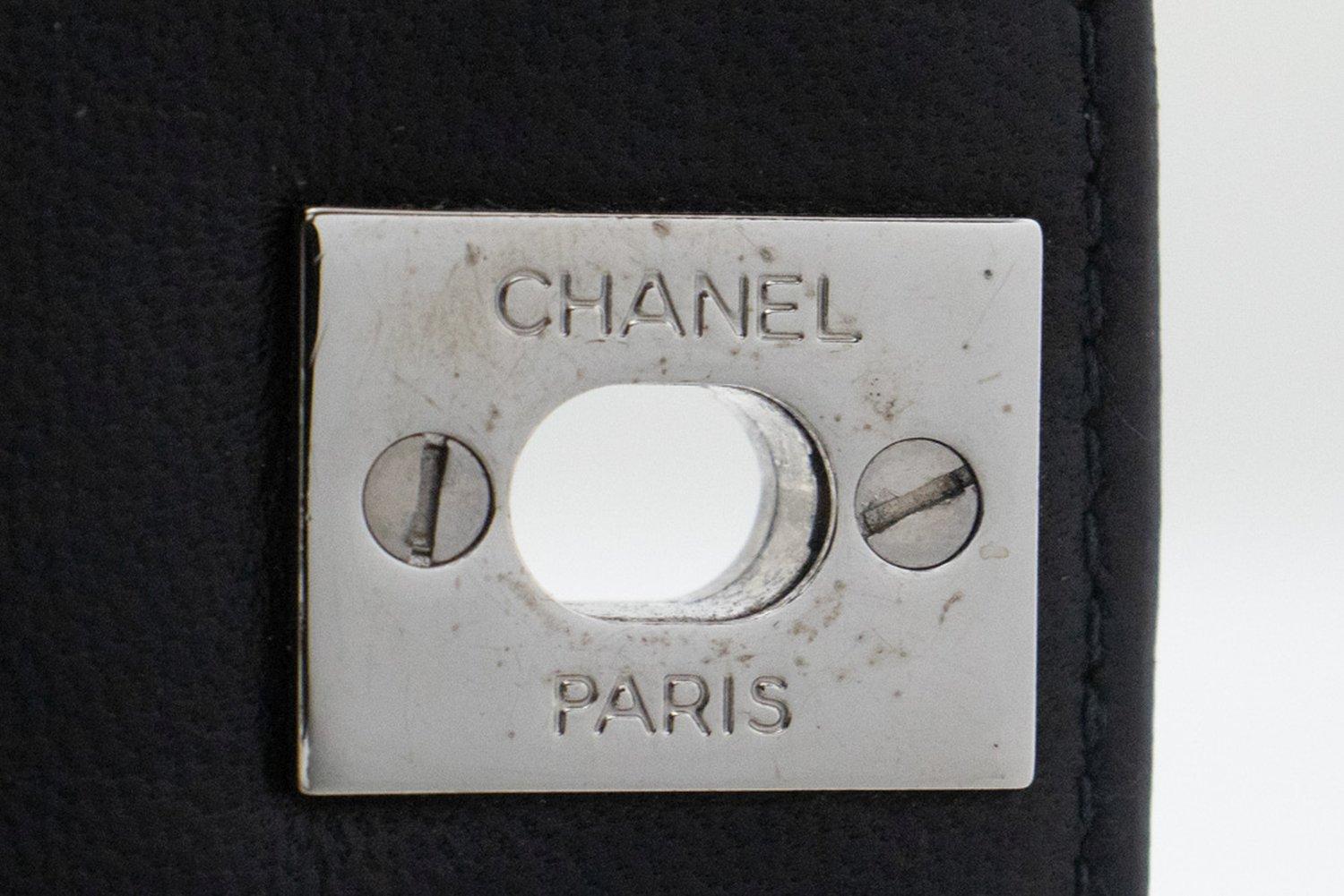 CHANEL Diana Umhängetasche mit Klappe Große Silberkette Schwarz gesteppt im Angebot 10