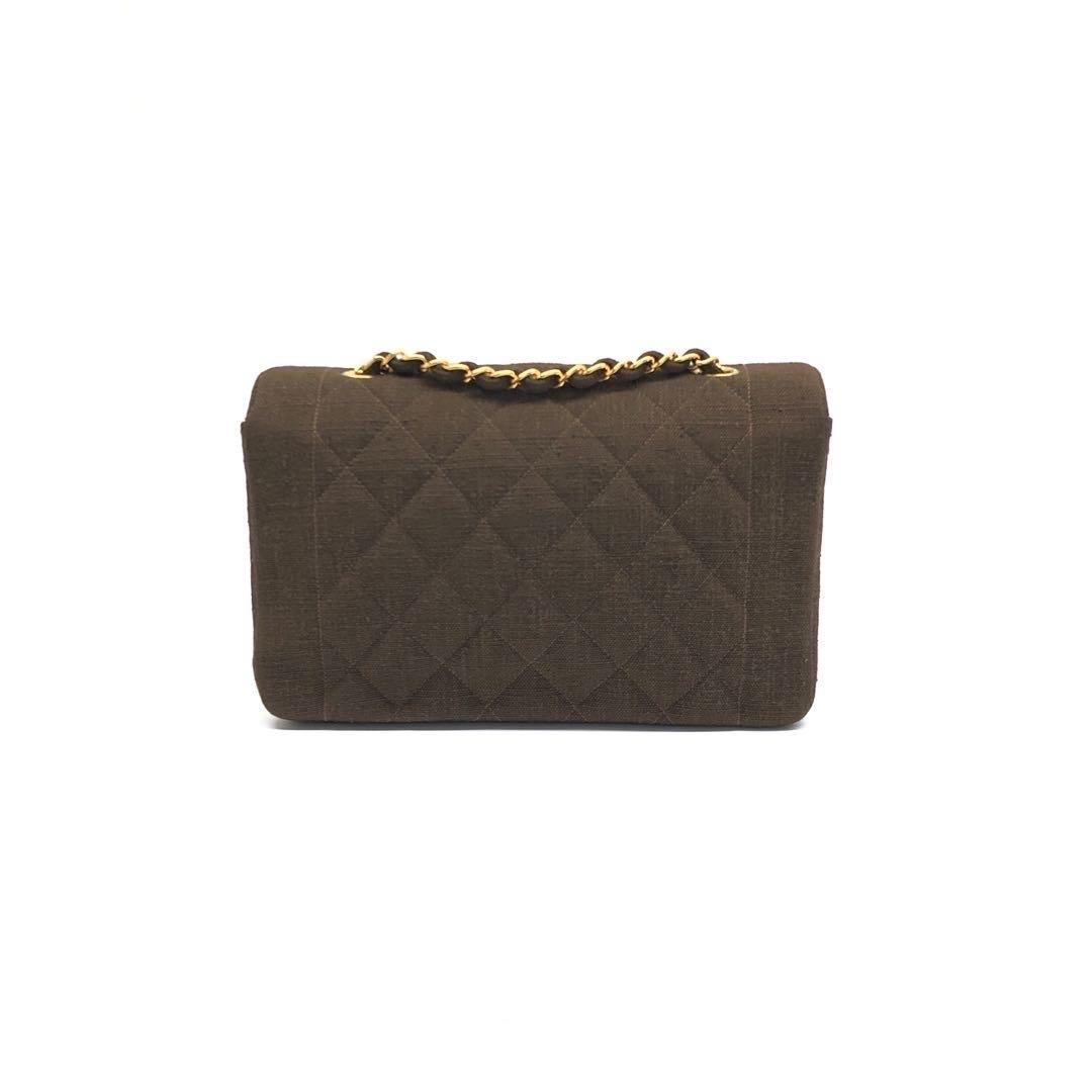Le sac Chanel Diana Medium Chocolate Brown avec une quincaillerie plaquée or 24k est fabriqué avec une attention exquise aux détails. Sa teinte brun chocolat lui confère une beauté intemporelle, tandis que sa quincaillerie plaquée or 24 carats lui