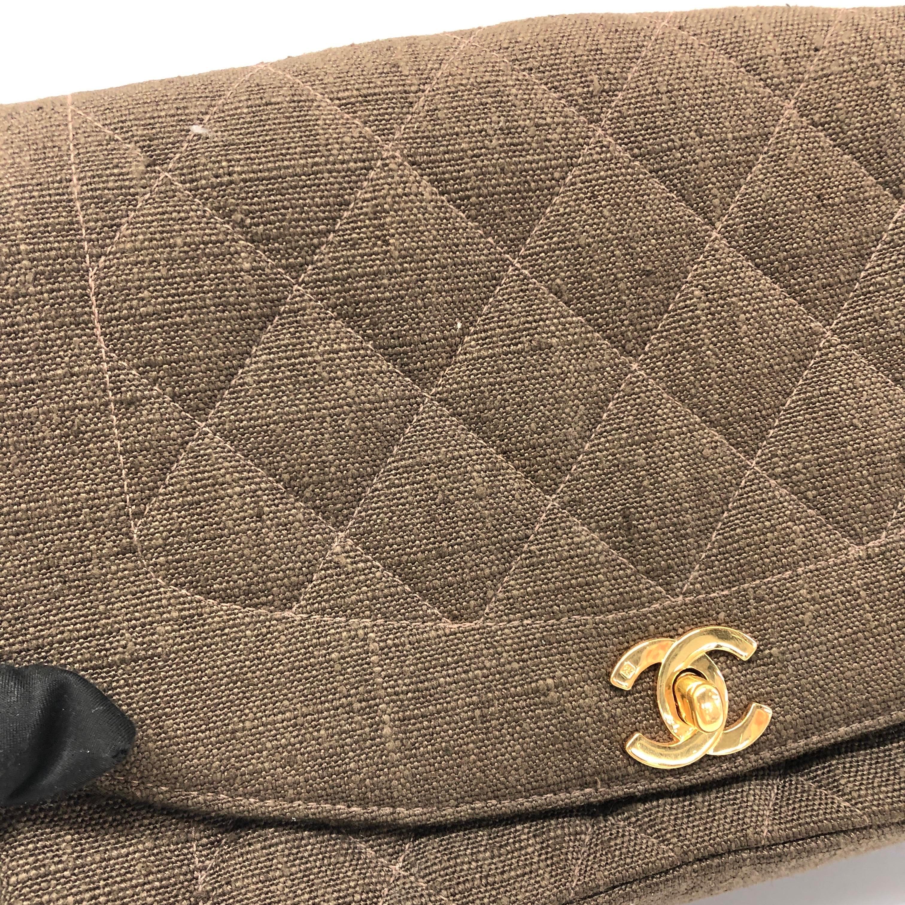 Chanel Diana Medium Brown Tissu à rabat unique avec HW plaqué or 24 carats en vente 15