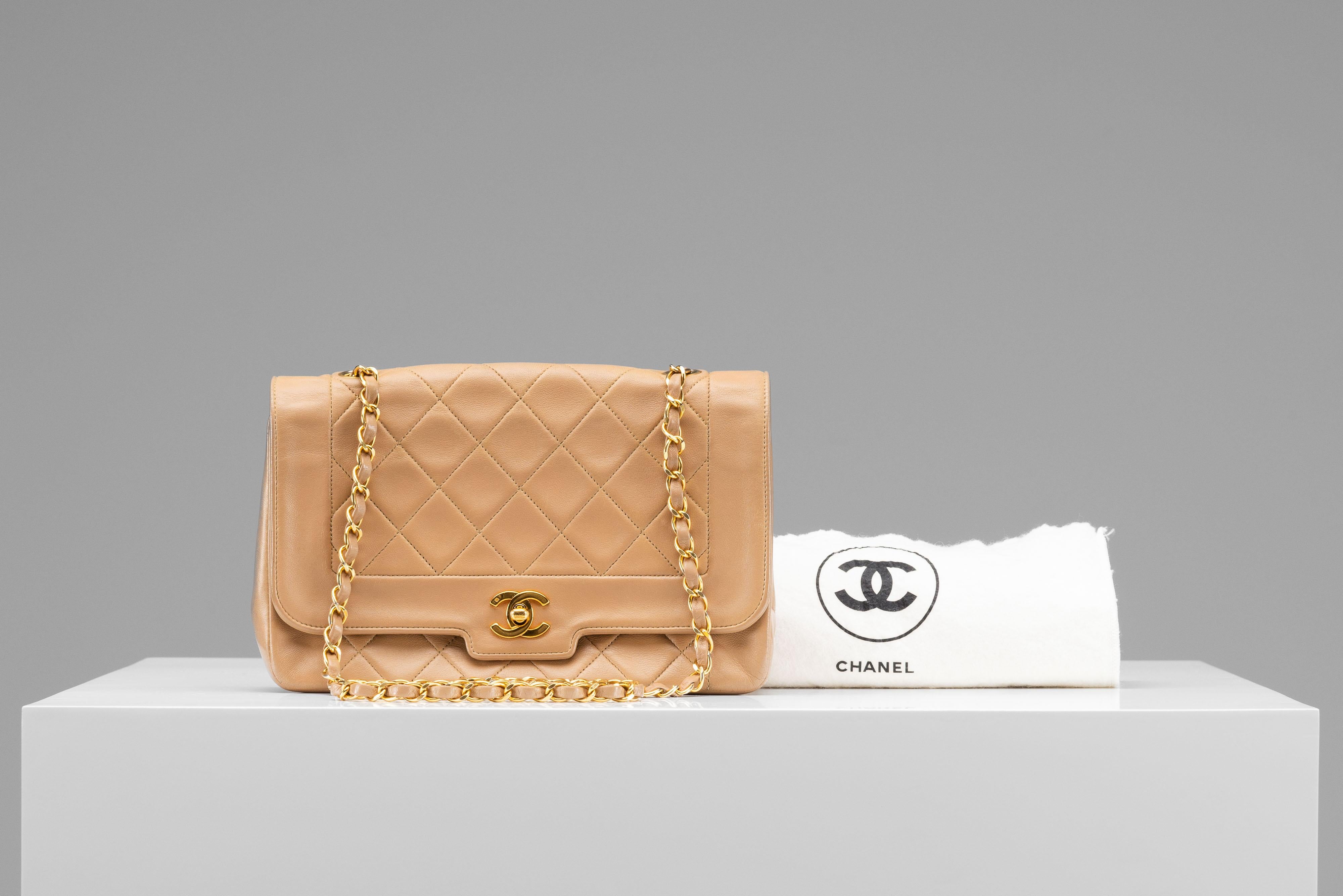 From the collection of SAVINETI we offer this Chanel Diana Medium Bag:

- Brand: Chanel
- Model: Diana Medium Flap Bag
- Color: Hazelnut/ Light Brown
- Condition: Very Good Vintage Condition
- Materials: Lambskin leather, 24k gold-plated hardware
-