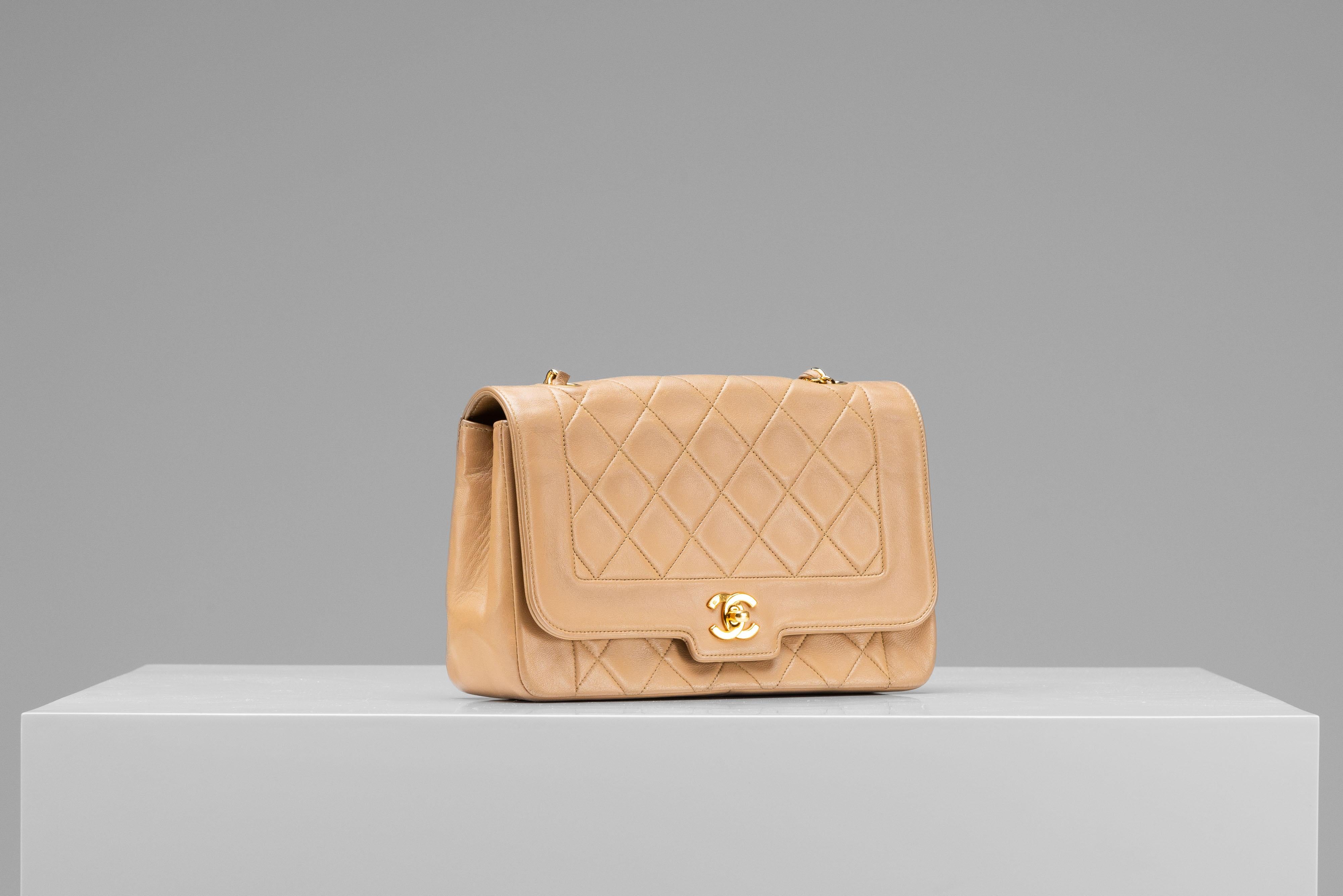 Chanel Diana Medium Light Brown 24k Gold Hardware In Good Condition For Sale In Roosendaal, NL