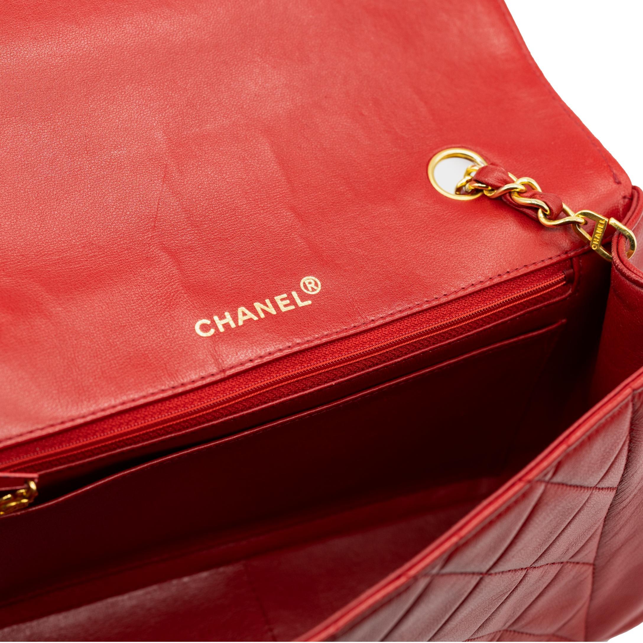 Chanel Diana Gesteppte rote Mademoiselle-Umhängetasche aus Lammfell mit Kette, 1989. im Angebot 6