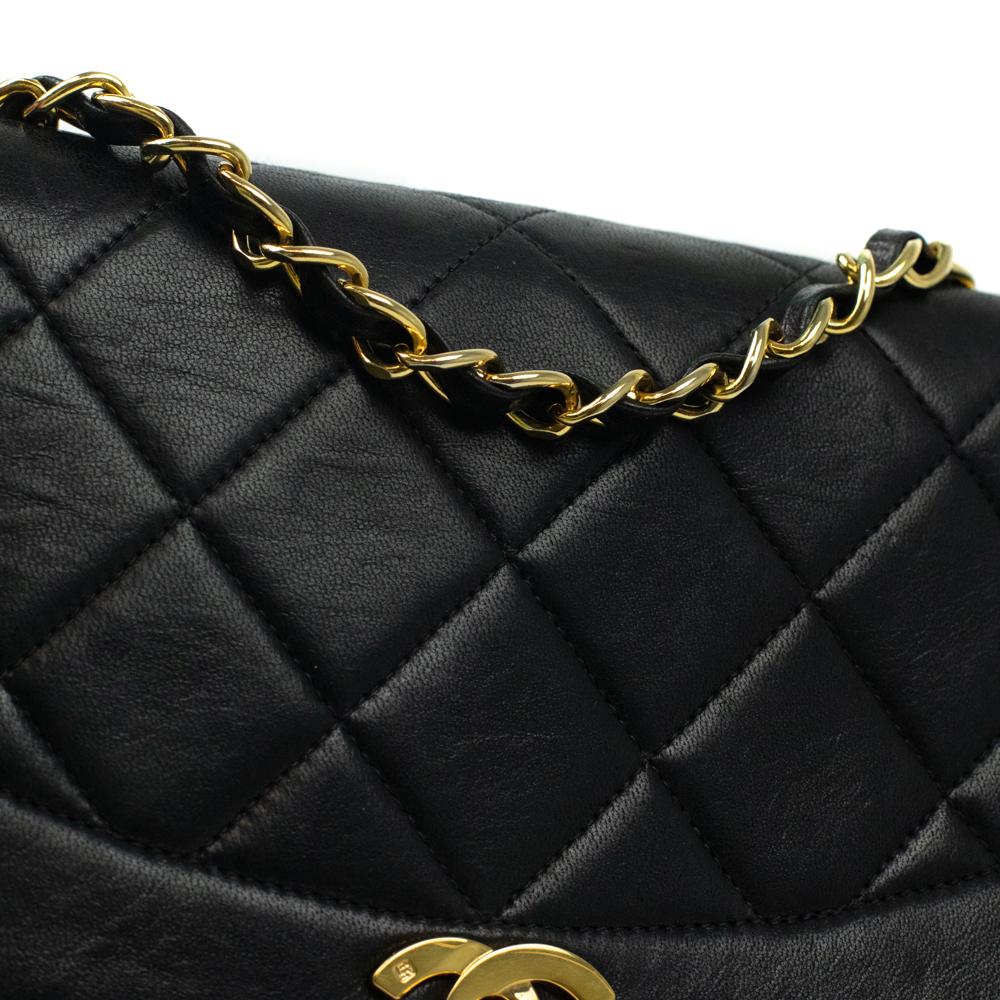 CHANEL, Diana Vintage in black leather  5