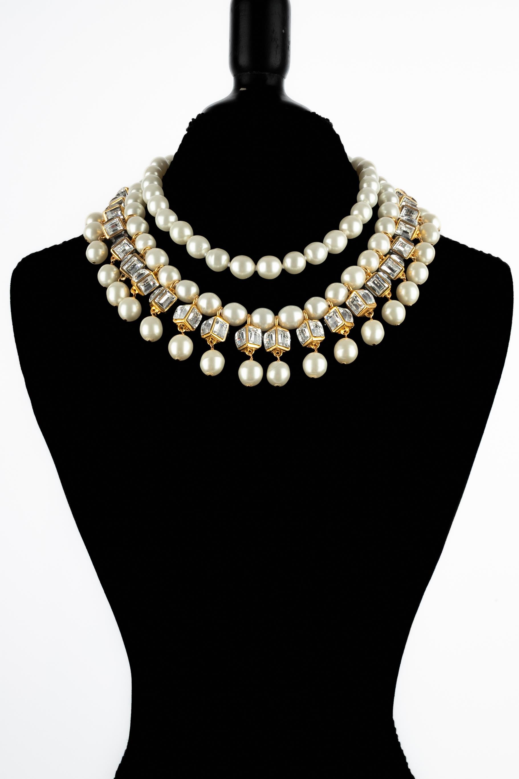 Chanel - (Made in France) Rara collana di perle in costume con charms a forma di lanterna in metallo dorato e strass. Chiusura per gioielli. Un pezzo dei primi anni '90, disegnato sotto la direzione artistica di Karl Lagerfeld.

Condizioni:
Ottime