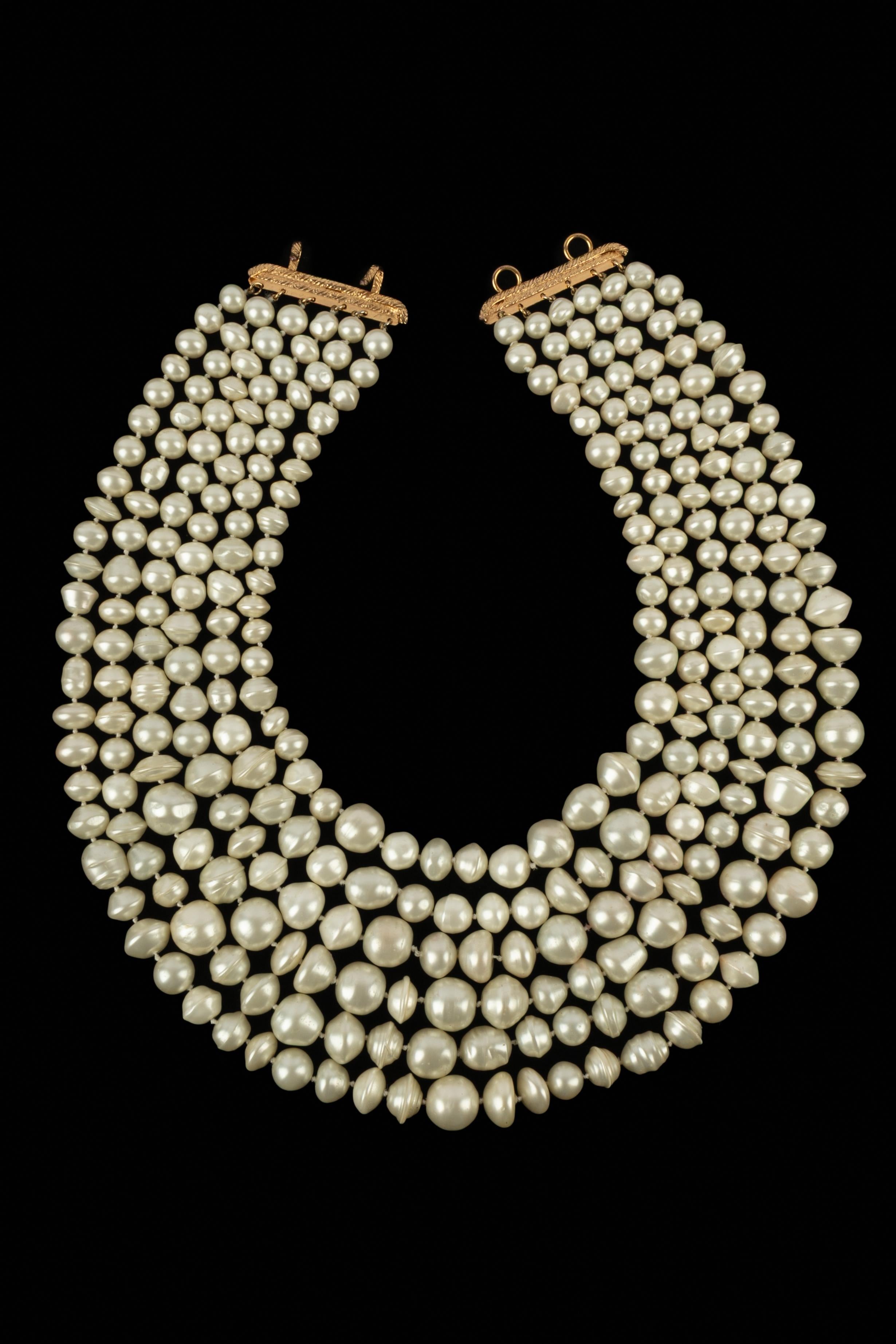 CHANEL - (Fabriqué en France) Collier multi-rangs en perles de fantaisie et métal doré. Collectional printemps-été 1993, sous la direction artistique de Karl Largerfeld.

Condit :
Très bon état.

Dimensions :
Longueur : 52 cm

SKU:CB9