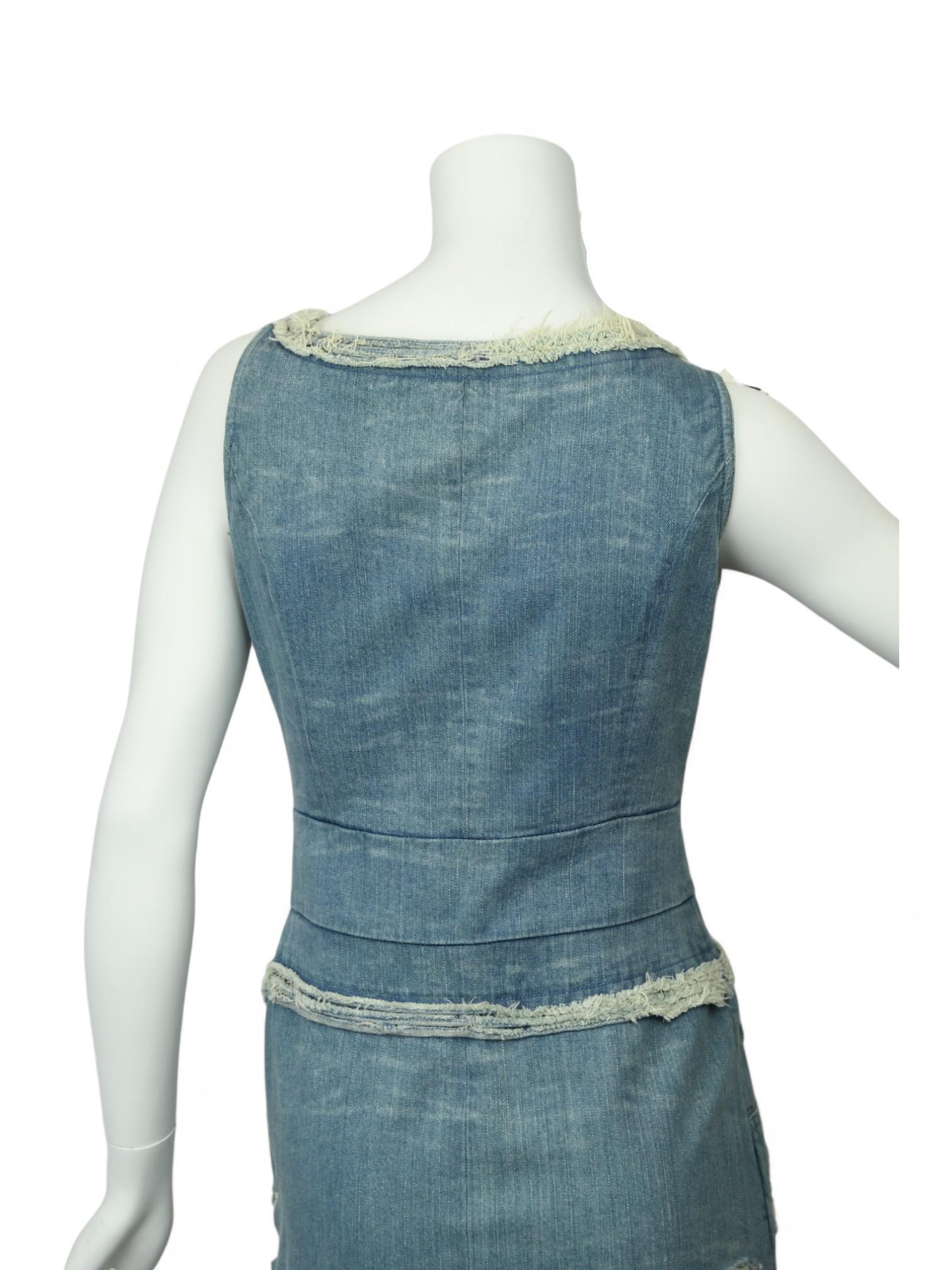 Chanel Ärmelloses Kleid aus Denim im Used-Look  Größe US 6 im Angebot 6