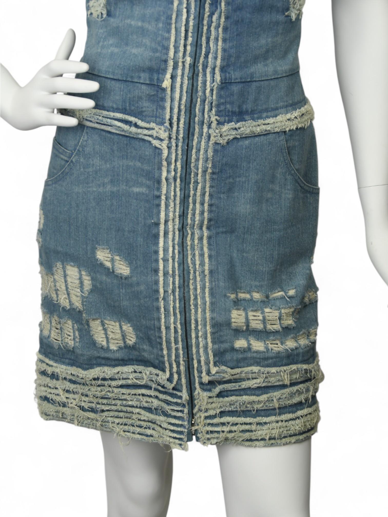 Chanel F/W 2008 Laufsteg Distressed Denim Front Zipper Kleid

Look 7 vom Herbst 2008 Laufsteg. Dieses ärmellose Kleid aus einer weichen Baumwoll-Stretch-Mischung mit schmeichelnder Passform ist ein Highlight der ausgefallenen Denim-Kreationen von