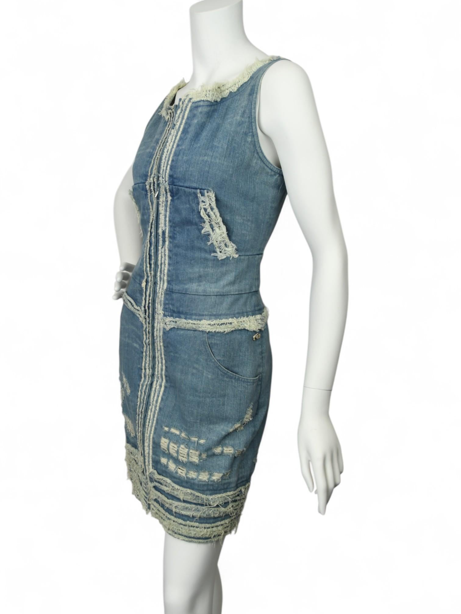 Chanel Ärmelloses Kleid aus Denim im Used-Look  Größe US 6 im Zustand „Hervorragend“ im Angebot in West Hartford, CT