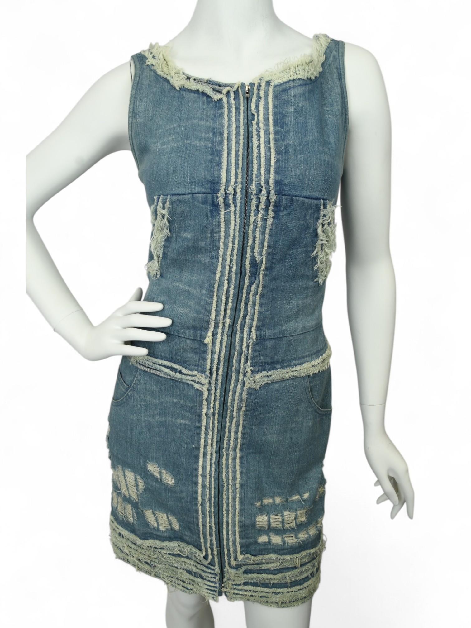 Chanel Ärmelloses Kleid aus Denim im Used-Look  Größe US 6 im Angebot 2