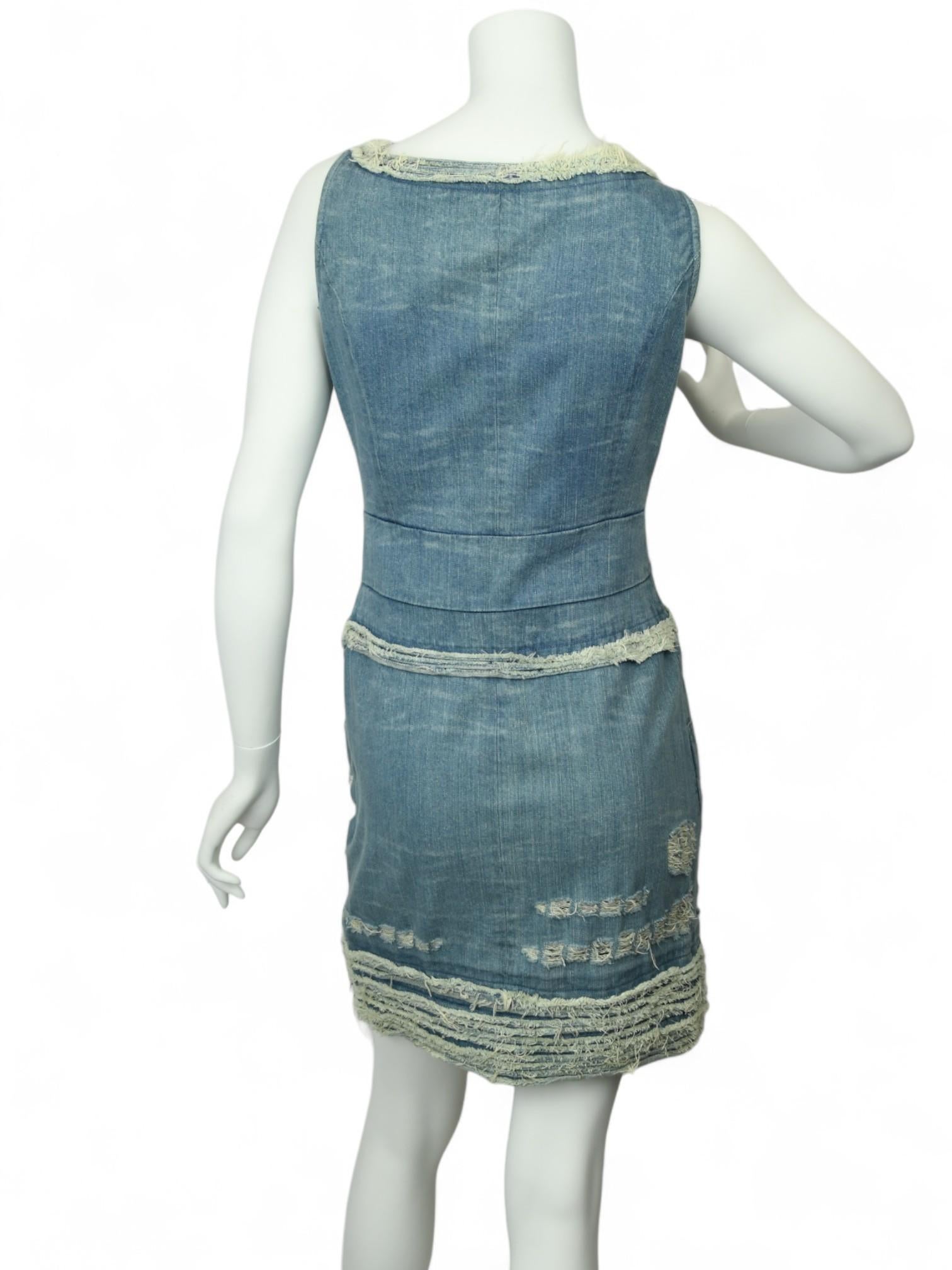 Chanel Ärmelloses Kleid aus Denim im Used-Look  Größe US 6 im Angebot 4