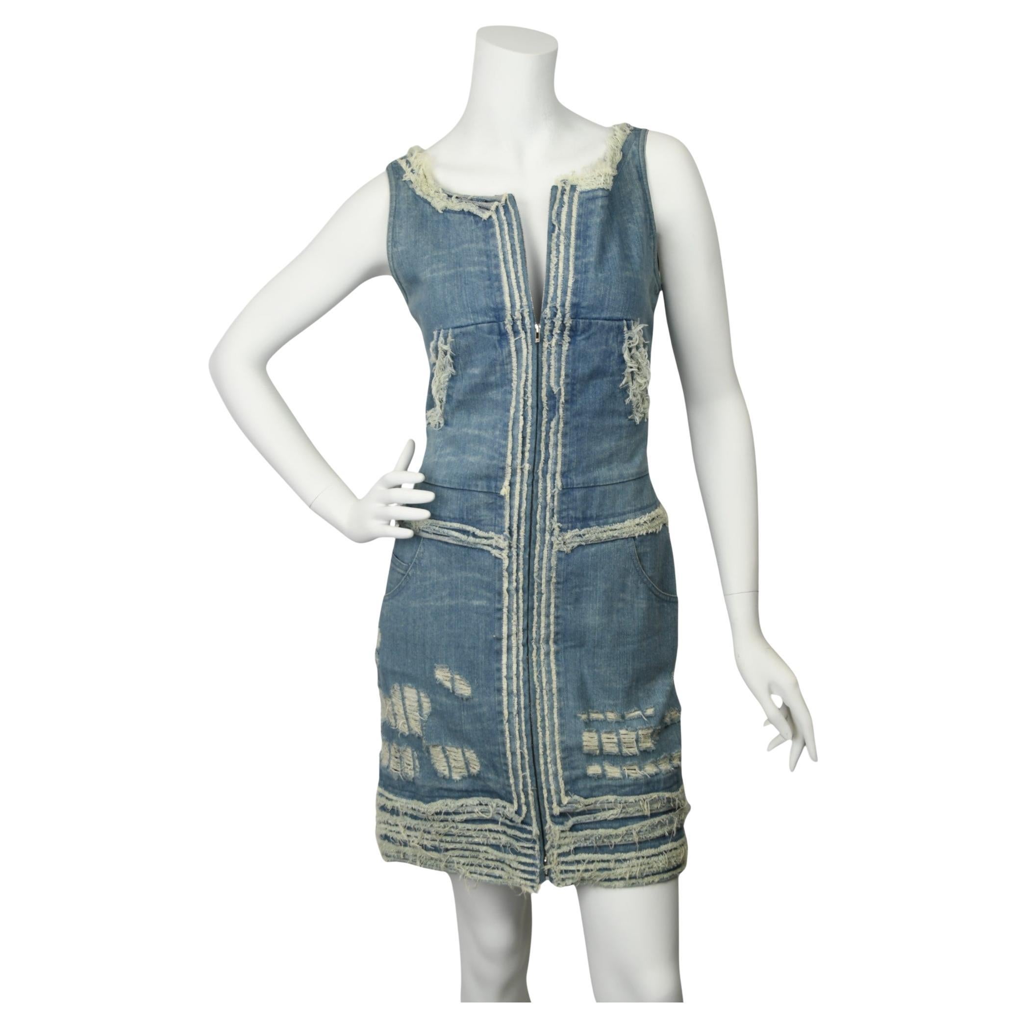 Chanel Ärmelloses Kleid aus Denim im Used-Look  Größe US 6 im Angebot