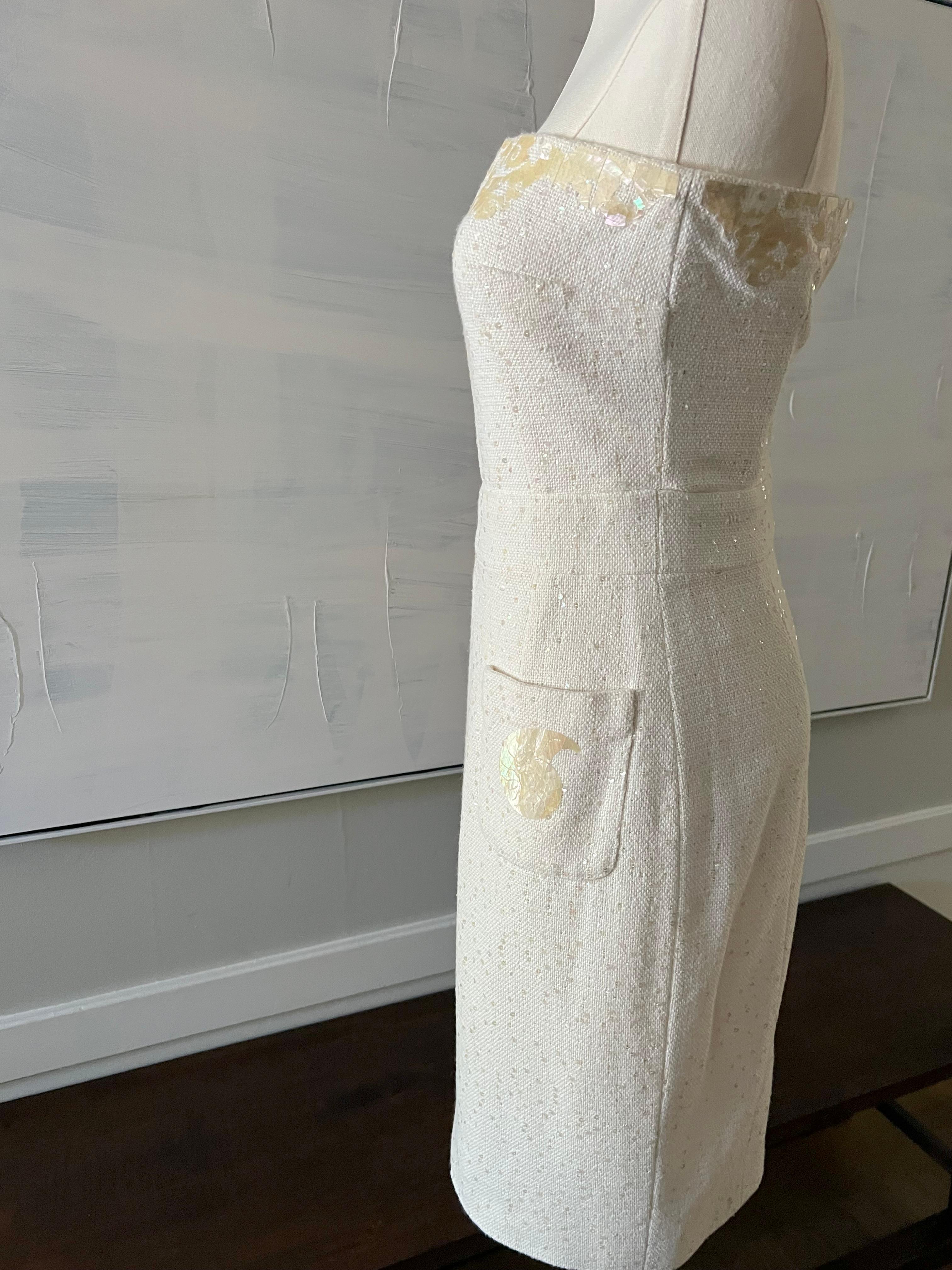 Femenino o masculino Vestido de novia de nácar de tweed documentado de Chanel en venta