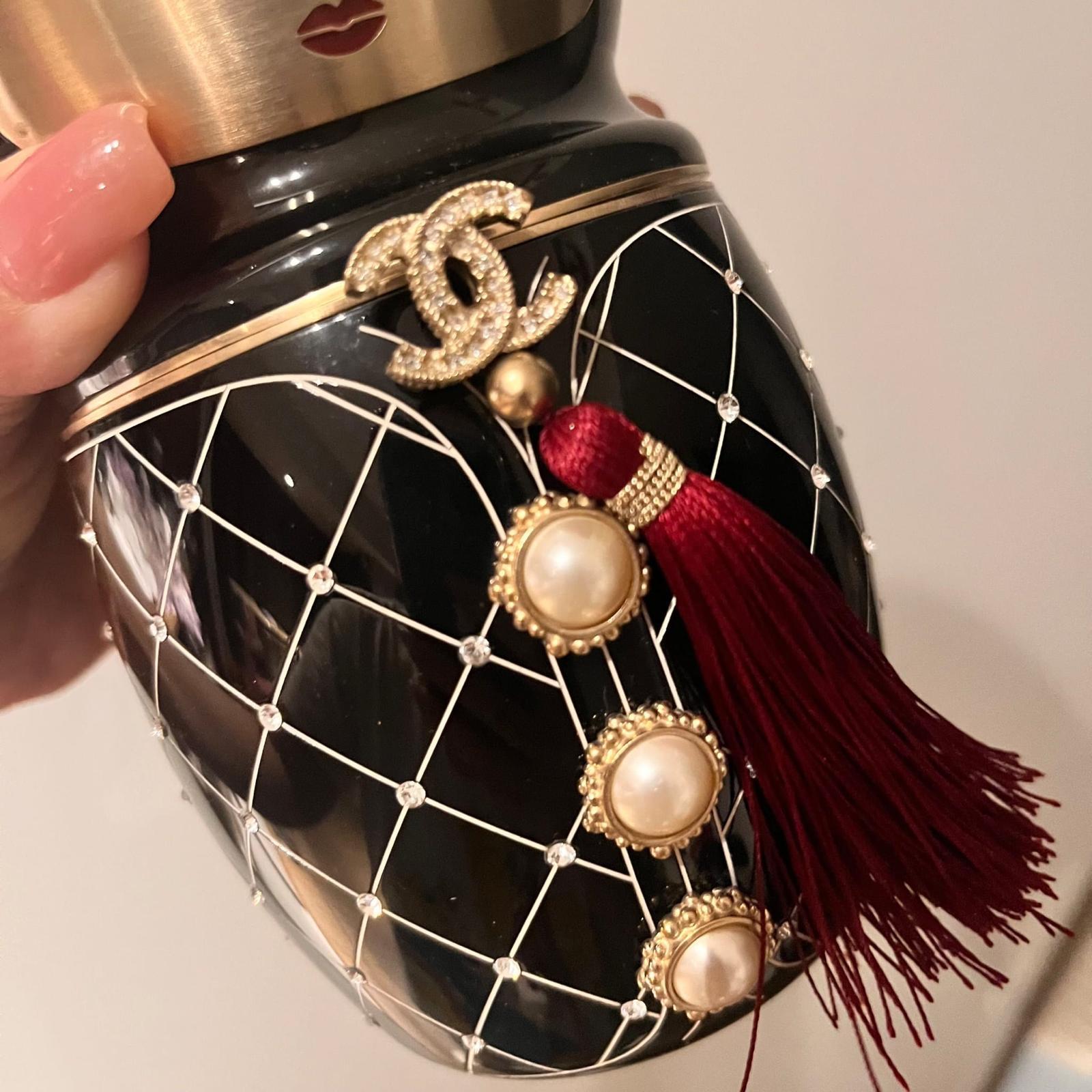 Chanel Doll Perfume Bottle Bag - Limited Edition Collectible im Zustand „Hervorragend“ im Angebot in San Francisco, CA