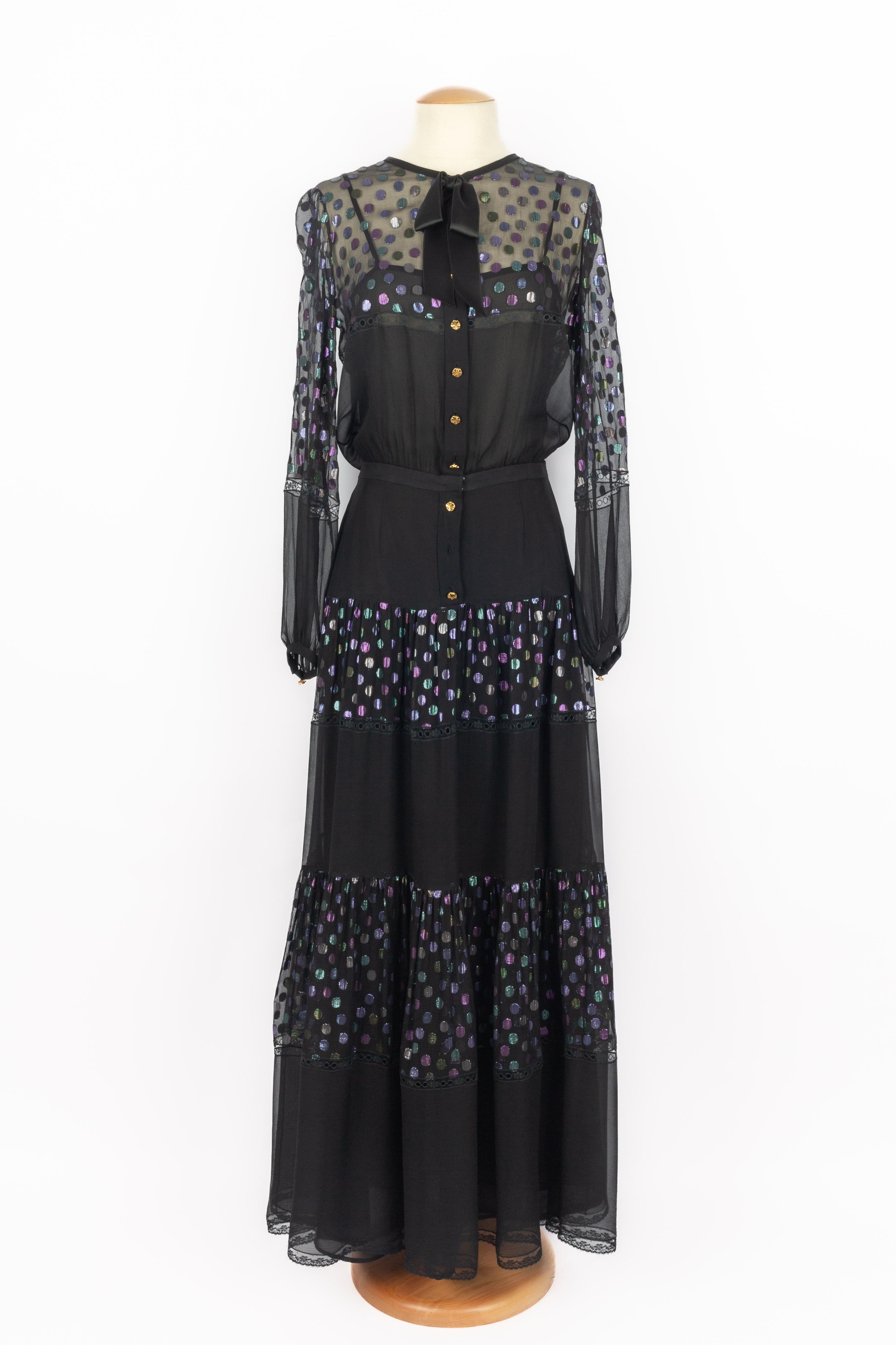 CHANEL - Long transparent black dress with an iridescent dot pattern and lace. Golden metal buttons with a clover pattern. Size 38FR indicated.

Condition:
Very good condition

Dimensions:
Shoulder width: 38 cm - Chest: 49 cm - Waist: 30 cm - Sleeve